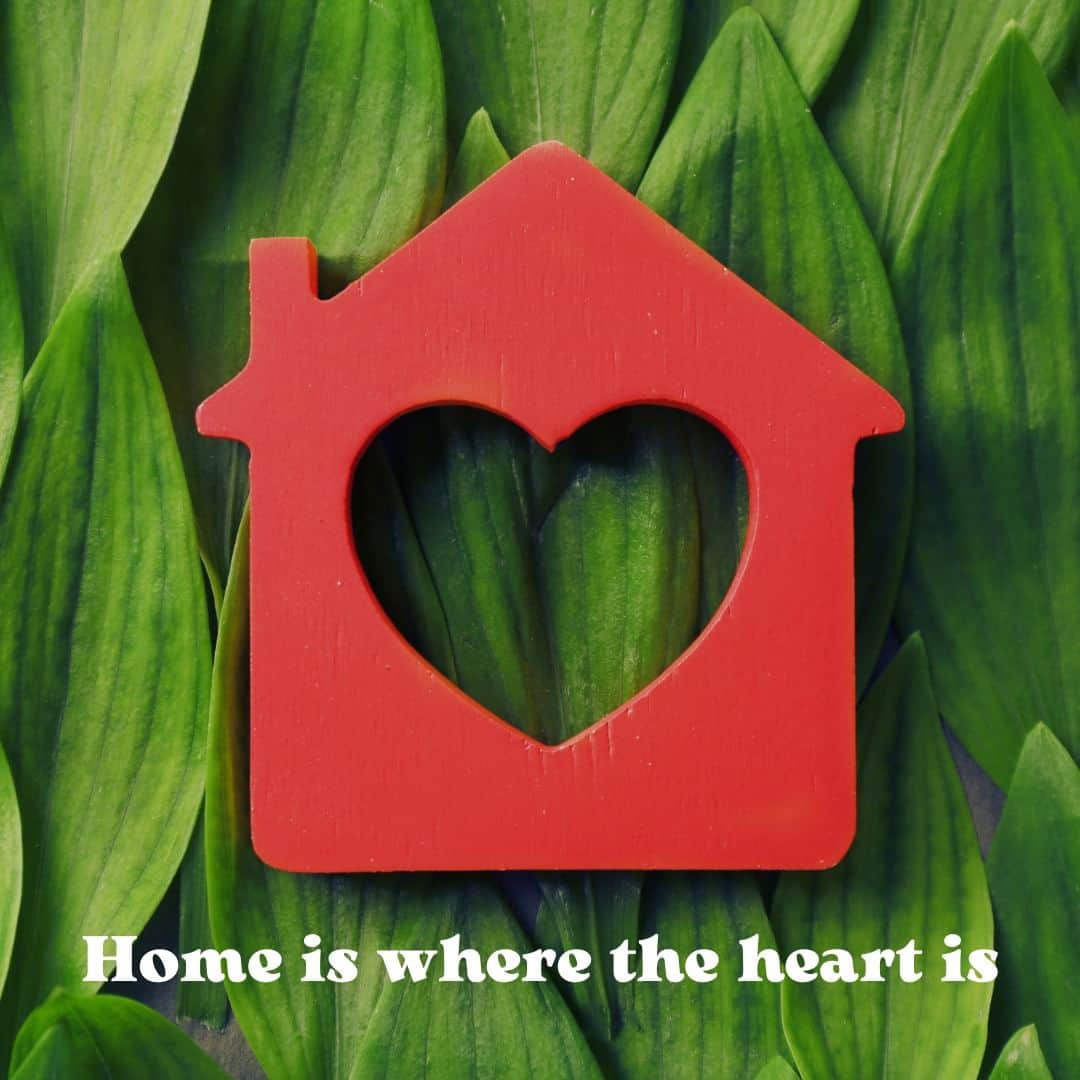 のインスタグラム：「今日ご紹介するイディオム"Home is where the heart is"は、最も大切な人や思い出がある場所が故郷になるという意味で、「故郷をつくるのは最も大切な人や場所」や、「心の居場所が我が家なり」と訳されます。  使い方はこんな感じ↓ "I don’t really care where my family and I move, as long as we’re together. Home is where the heart is, after all." 私たち家族が一緒にいられるなら、どこに引っ越そうが構わない。結局は、心の居場所が我が家なりってことだね。  #イディオム #Idiom #英語学習 #英会話 #留学」