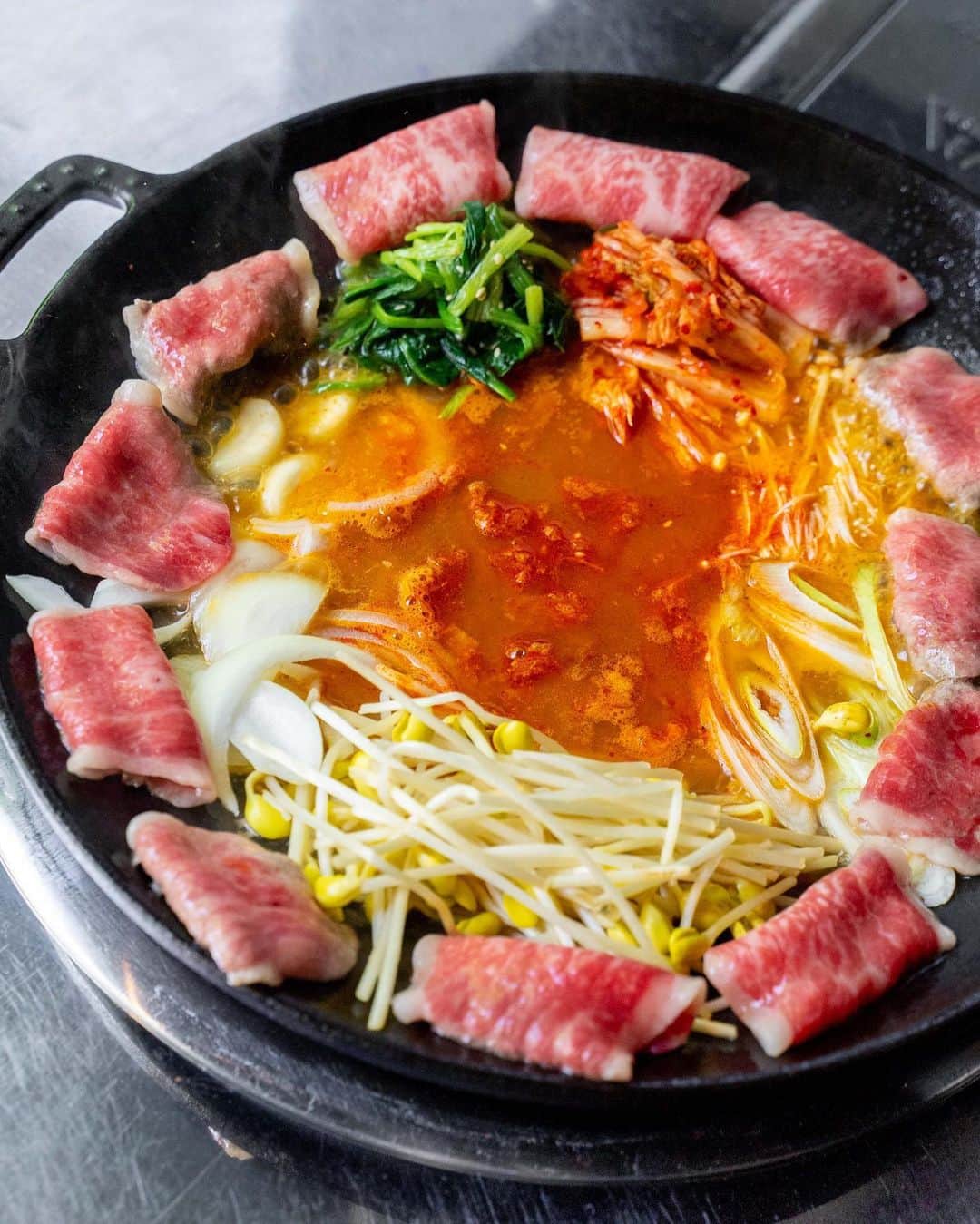ナゴレコさんのインスタグラム写真 - (ナゴレコInstagram)「＼黒毛和牛を使った新感覚の韓国鍋が必見！本場の味がリーズナブルに楽しめるコリアンレストラン🇰🇷／  辛味の効いた料理が美味しい韓国料理🔥 実は今、国内ではたくさんの具材を辛〜いスープでグツグツと煮込んだ“韓国鍋”が流行っているのをご存知ですか👀✨？  今回は数ある韓国鍋のなかでも、まだ名古屋で浸透していない新感覚のお鍋を看板メニューに掲げている韓国料理店をご紹介🥘🥢  本場さながらのお味はもちろんのこと、わかりやすくリーズナブルな価格帯も魅力的なお店です✊  👉 @chard_ls  今回ご紹介するのは、地下鉄東山線 新栄町駅 1番出口から徒歩4分ほどのところにある「チャードルズ」さん🍺 お店の壁にはチャミスルがズラリと並んでいて、フォトジェニックな外観が目を引きます。  こちらの「チャードルズ」さん、実は2023年4月1日にリニューアルされたばかり✨ ディナーメニューは300円から注文できるというお手軽さ！  お味はもちろん、お手軽さもパワーアップしているようですね◎ 今回は名物メニューをはじめとしたトレンド韓国グルメを5つご紹介します🇰🇷💕  ●チュクミ  イイダコをメインに、キャベツや玉ねぎなどの野菜を自家製ヤンニョムをベースとしたスープで煮込んで作りあげる辛味の効いた韓国鍋🐙🔥 グツグツと煮立った真っ赤なお鍋は、まるでマグマのよう🌋 付け合わせのエゴマの葉や酢大根とともに食べると爽やかなおつまみに大変身！さっぱりと食べることができて、こちらもまた美味しいですよ🌿  ●チャドルバギ  お店の名物メニュー「チャドルバギ」は、薄切りした黒毛和牛のぶりすけ肉を使用した新感覚の韓国鍋🐮🔥 国内では東京・新大久保でジワジワと流行しているそうですが、名古屋では聞き馴染みのない方が多いのではないでしょうか？ 野菜がトロトロになるまで煮込まれたチゲスープは旨味が凝縮され、お肉から出た脂がほどよいコクをプラス💕 韓国好きの方はもちろん、新しい鍋メニューに挑戦したい方にもオススメです👌  ●ヤンニョムチキン ●かけるチーズ   チキンはしっとりジューシーで、お肉の甘みとこってり濃厚な自家製ヤンニョムソースの辛みがベストマッチング◎ 今回は大人気のオプションメニュー「かけるチーズ」をトッピングしました🧀 とろ〜りアツアツなチーズと合わせると、辛さがマイルドになりコクが倍増！ チーズが伸びる様子もフォトジェニックで、みんなで楽しみながら味わえること間違いなし💯  ●チーズキンパ  韓国風海苔巻き「キンパ」にチーズが合わさった背徳感たっぷりのアレンジメニュー🇰🇷🍙 チーズの濃厚なコクとお米に染み込んだマイルドな辛さが絶妙💕 気づけばついつい手が伸びてしまう、クセになる味わいです🧀  ●オレオチョコクロッフル  新定番トレンドスイーツ「クロッフル」にチョコソースや砕いたオレオをトッピングしたデザート🥐🧇 焼きたてのクロッフルとひんやりとしたアイスクリームをのせて食べると…思わずうっとりするほどスイートな味わい🍫💕 クロッフルのもっちり食感やオレオのザクザク食感など、一皿でいろんな食感が楽しめるのもポイント◎  ／ アレもコレも楽しみたい人に打ってつけ✨韓国のトレンドグルメを楽しむならチャードルズで決まり🍺 ＼  韓国鍋をはじめ、ヤンニョムチキンやクロッフルなど種類豊富なサイドメニューまでリーズナブルに楽しめるコリアンレストラン「チャードルズ」さんを紹介しました💕  なかでも新感覚の「チャドルバギ」をいただけるお店はまだ数少ないので、今のうちに食すが吉🚩  みなさんもぜひ、「チャードルズ」さんで韓国のトレンドグルメを楽しんでみてください✨  #ナゴレコ で、あなたの投稿をリポスト！ webサイト「ナゴレコ」もチェックしてね👀  ‥‥‥‥‥‥‥‥‥‥‥‥‥‥‥‥ PR #チャードルズ #チャドルバギ」4月27日 17時00分 - nagoya_food