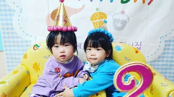 アン・ソンジュのインスタグラム：「둥이들 2021.04.27 엄마에게 울 아가들이 와준날 엄마는 너희와 만나기 위해 한달정도 병원에 입원을 하고 이른34주에 너희와 만날 준비를 했어 고집을 해서 자연분만으로 너희를 만났지 일찍 세상을 봐야하는 너희에게 미안해 엄마가 할수있는건 자연분만뿐이 없더라구 그렇게 세상으로 나와 태린이는 얼굴도 만져보고 태율이는 나오자마자 인큐로 가보렸지..하늘이 무너지는듯이 너무 힘들었는데 어느새 이렇게 자라 어린이집에서 친구들하고 생일파티도 했네 엄마가 다른엄마들처럼 가까이서 챙겨주지 못해 너무 미안해 그 벌이라도 받는건지 엄마는 어제부터 온몸이 다 아프고 오늘하루 시합을하며 18홀을 다 돈게 엄마는 기적일정도로 몸이 아팠어 엄마들은 아가들이 세상으로 나온 그달에는 몸이 많이 아프다더라 왜인지는 몰라 엄마두 이번달 한달내내 감기에 시달렸고 지금은 온몸이 두드려맞은거 처럼 오한이들고 아프다 이번달만 지나가면 엄마도 괜찮겠지??둥이들아 엄마가 더 낳은 엄마가 되어주지 못해 너무 미안해 잘하려고 하는데 잘 안되네 엄마도 사람인지라 최고로 열심히 살고 있다고 자부하는지금 엄마는 늘 너희를 위해 존재한다는것만 기억해줘 사랑해 둥이들아.. 그리고 오늘 @hyunkyung_17  이모가 엄마 보자마자 언니 린율이 낳느라 고생하셨어요 하는데 엄마 시합하러가기전에 울뻔했자나 너무 고마워서 내맘알아줘서 너무 고마워 이모야❤️」