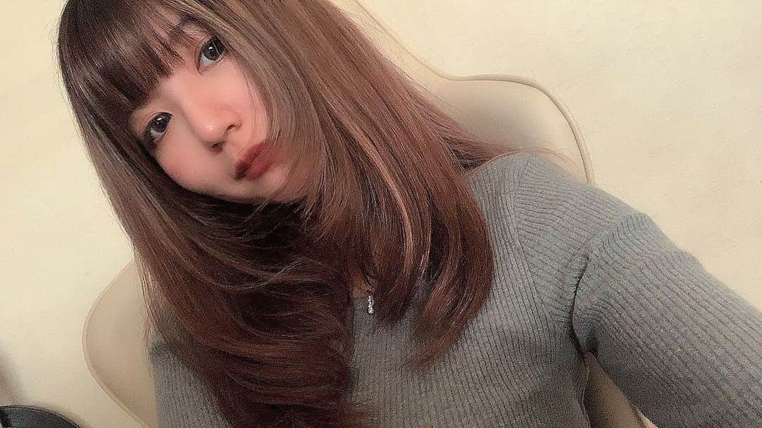 瀬口えりなのインスタグラム：「顔まわりにレイヤー入れてる動画の女の子がめちゃくちゃ可愛くて、 美容師さんに初めて「こんな感じにしてください！」って見せながらお願いした🤣🤣  ＃レイヤーカット＃ハッシュカット」