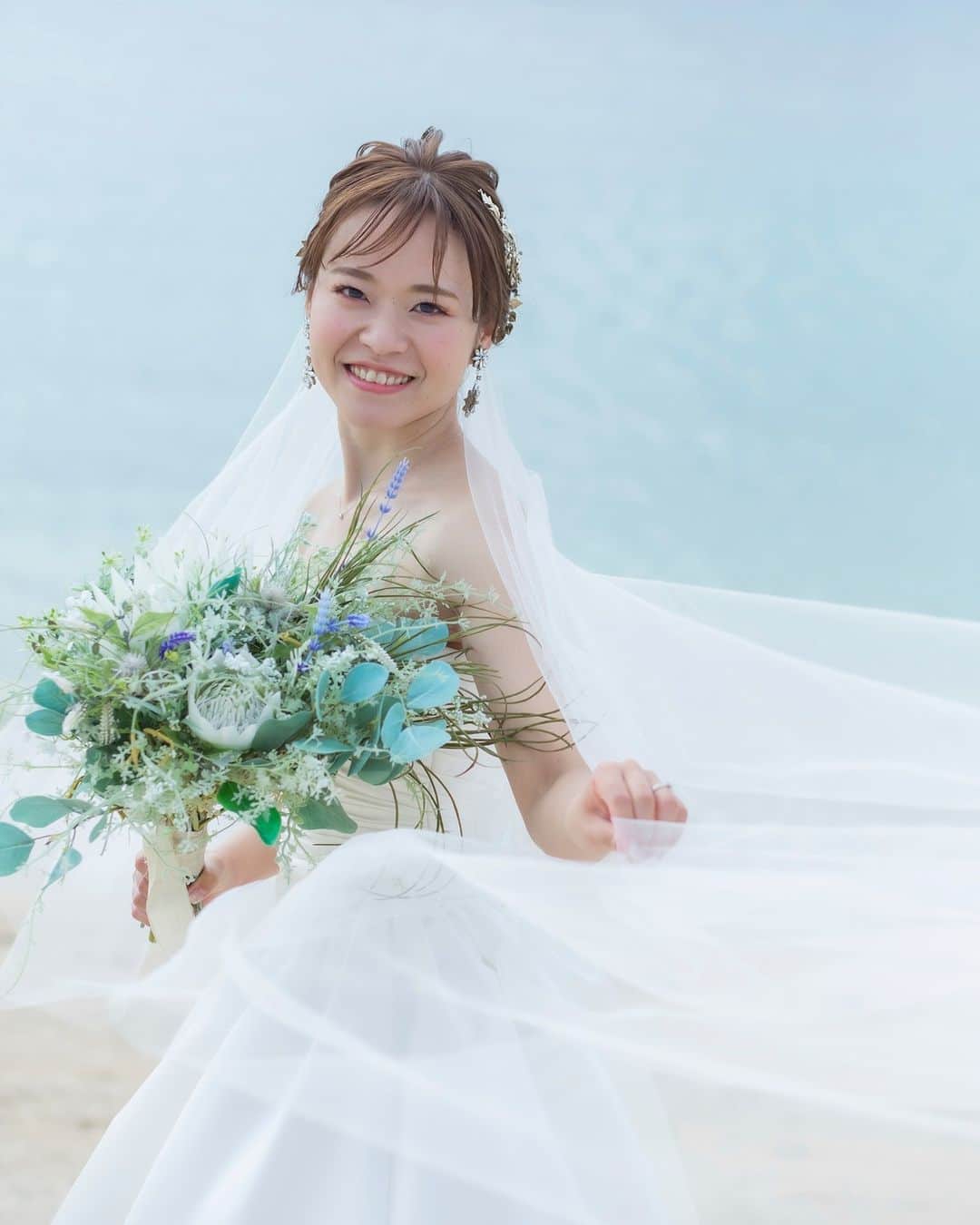【公式】小さな結婚式さんのインスタグラム写真 - (【公式】小さな結婚式Instagram)「. @petit.wedding をフォローしてね♩ #小さな結婚式 をつけてのお写真投稿も大歓迎です♡ こちらの公式IGでリグラムさせていただきます＊ . 澄み渡る空と海、 そして花嫁さまが手に持つブーケと 美しいブルーが目を惹く一枚✨  沖縄ならではの美しい景色を背景に 自然体な姿を思い出に残して！ . >>#小さな結婚式沖縄店 . ——————— #petitwedding #ラヴィファクトリー #前撮り #結婚式 #プレ花嫁 #卒花 #家族婚 #少人数結婚式 #ウェディング #wedding #bridal #weddingdress #花嫁 #挙式 #結婚式準備 #式場探し #日本中のプレ花嫁さまと繋がりたい #結婚式の思い出に浸る会 #結婚準備 #沖縄花嫁 #ウェディングフォト #花嫁コーディネート #ロケーションフォト #ブライダルフォトグラファー #フォト婚 #結婚式ブーケ #ウェディングブーケ #フォトウェディング」4月27日 17時05分 - petit.wedding