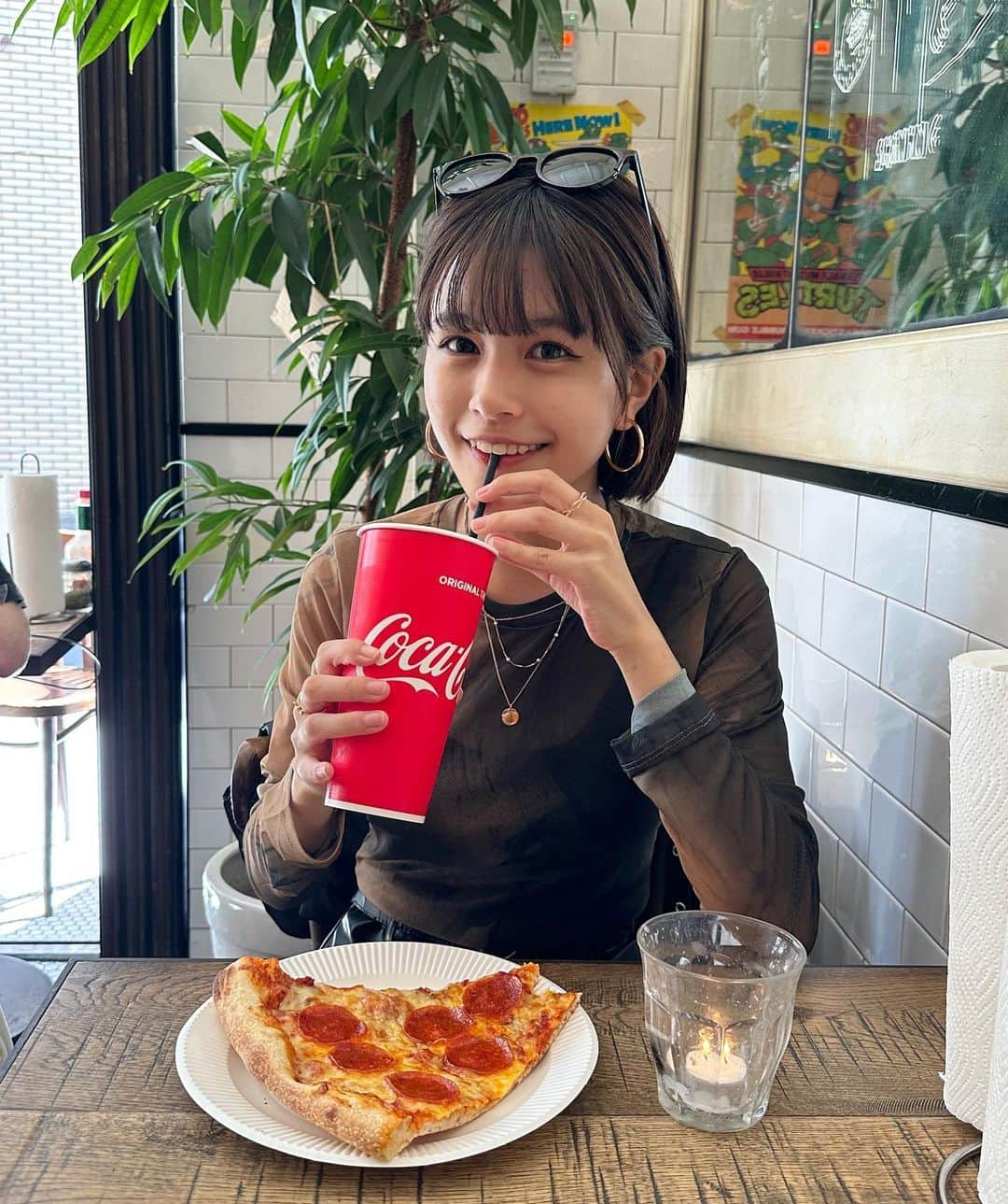 夏芽すずのインスタグラム：「🍕🇺🇸❤   #pizza #pizzaslice #pizzalover  #model #photo #instagood  #instamood  #fashion #food#ootd#ootdfashion #ピザスライス #モデル#おしゃれさんと繋がりたい」