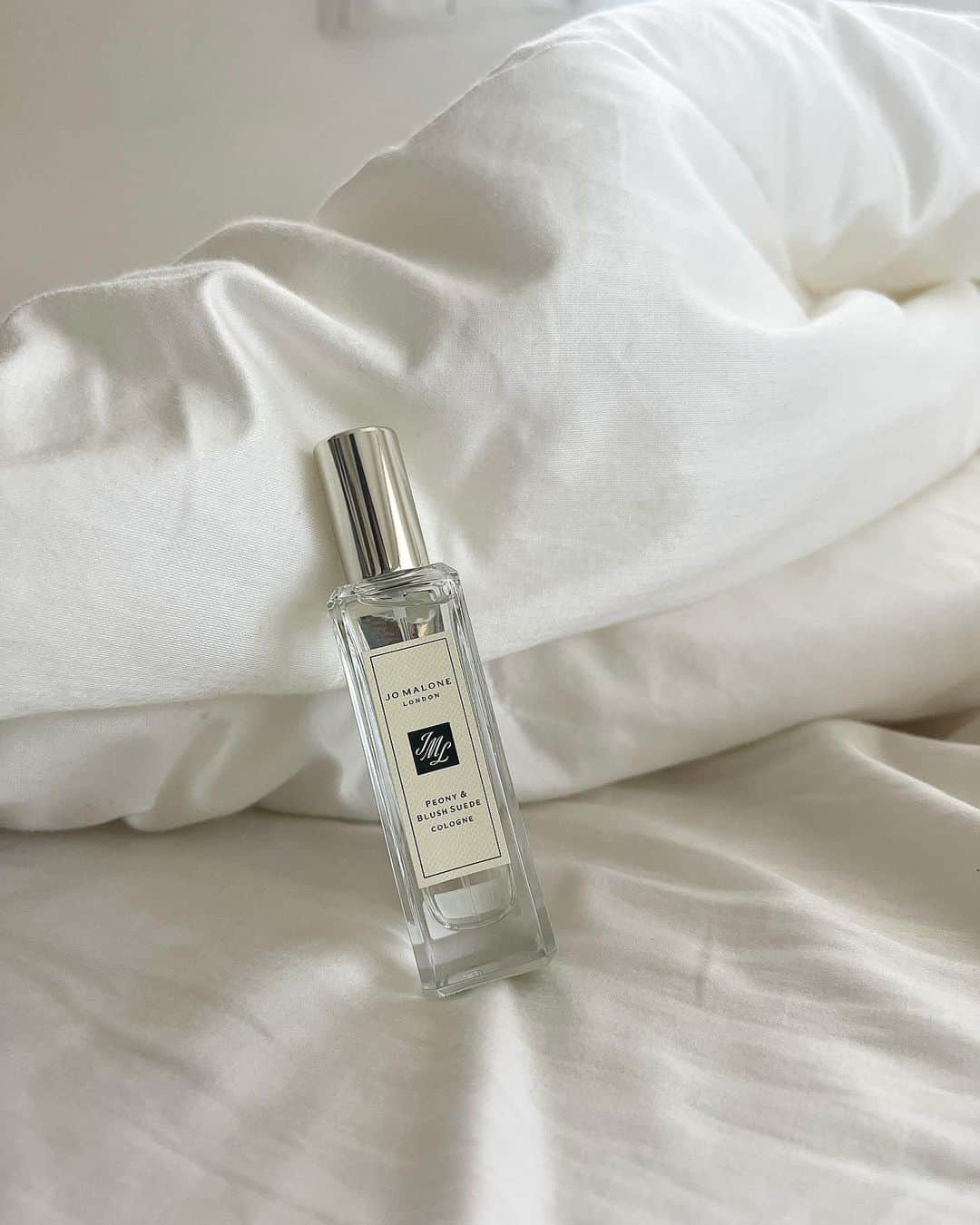 えりっこのインスタグラム：「【Jo malone】  香水だいすきで色々手を出しますが結局 #jomalone に戻る。  いつも春夏は柑橘系で、オレンジ・イングリッシュピアー・バジルネロリ。🌿  たまにクセあるのも入れたくて #peonyblushsuede   一気に大人の女になれる香りでお気に入り  カジュアルな服には必ずこれ。 服装と香りのミスマッチは脳を誤魔化してどきどきをさそうのです。  香りは自分のことさえも洗脳してくれるよね〜。 ジョーマローンだいすき☺️💓  #ジョーマローン #jomalone」