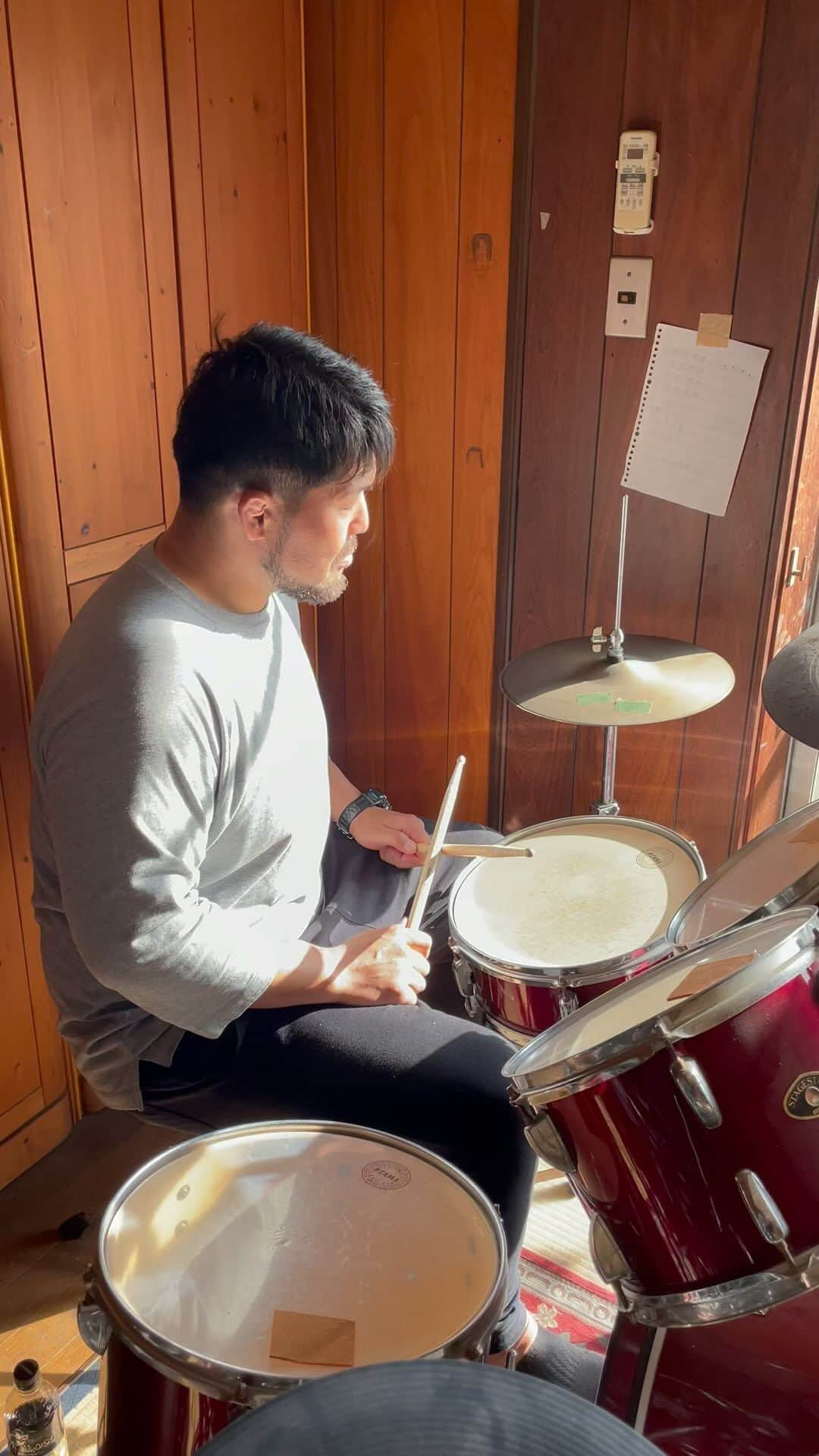 畠山健介のインスタグラム：「7回目🥁 DAY 7 of my Drum life🥁  今日は「3連符🎶」🥁 リズムが一定にキープ出来ないのが今の課題。 でも楽しいよー😄🥁  人類にとっては、どうでもいい1歩だが、私にとっては大きな7歩目🦶  #ドラム #drum #Day7 #音楽 #music #3連符 #リズムキープ難しい #人間メトロノーム #人間メトロノームに俺はなる #ドラムレッスン #ドラム最高 #ドラムしか勝たん #ラグビー #rugby」