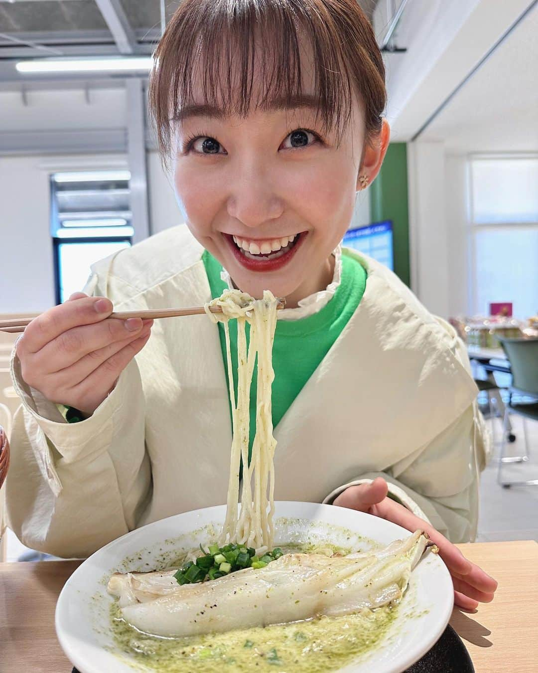 杉原凜さんのインスタグラム写真 - (杉原凜Instagram)「. ZIP!中継🤲 今朝は茨城県常総市に明日オープンする「道の駅常総」からでした🍠 さつまいもやメロン、白菜など茨城の特産品を使った絶品グルメをお伝えしました。 2枚目の写真は、白菜がどでーんと乗っているベジポタラーメン。ラーメンだけどどこかパスタのような、とってもクリーミーで美味しかったです😋  #ZIP #NOWニッポン #5  #道の駅常総　  👗#nolleys  #nanouniverse #grosse」4月27日 17時08分 - sugihara_rin