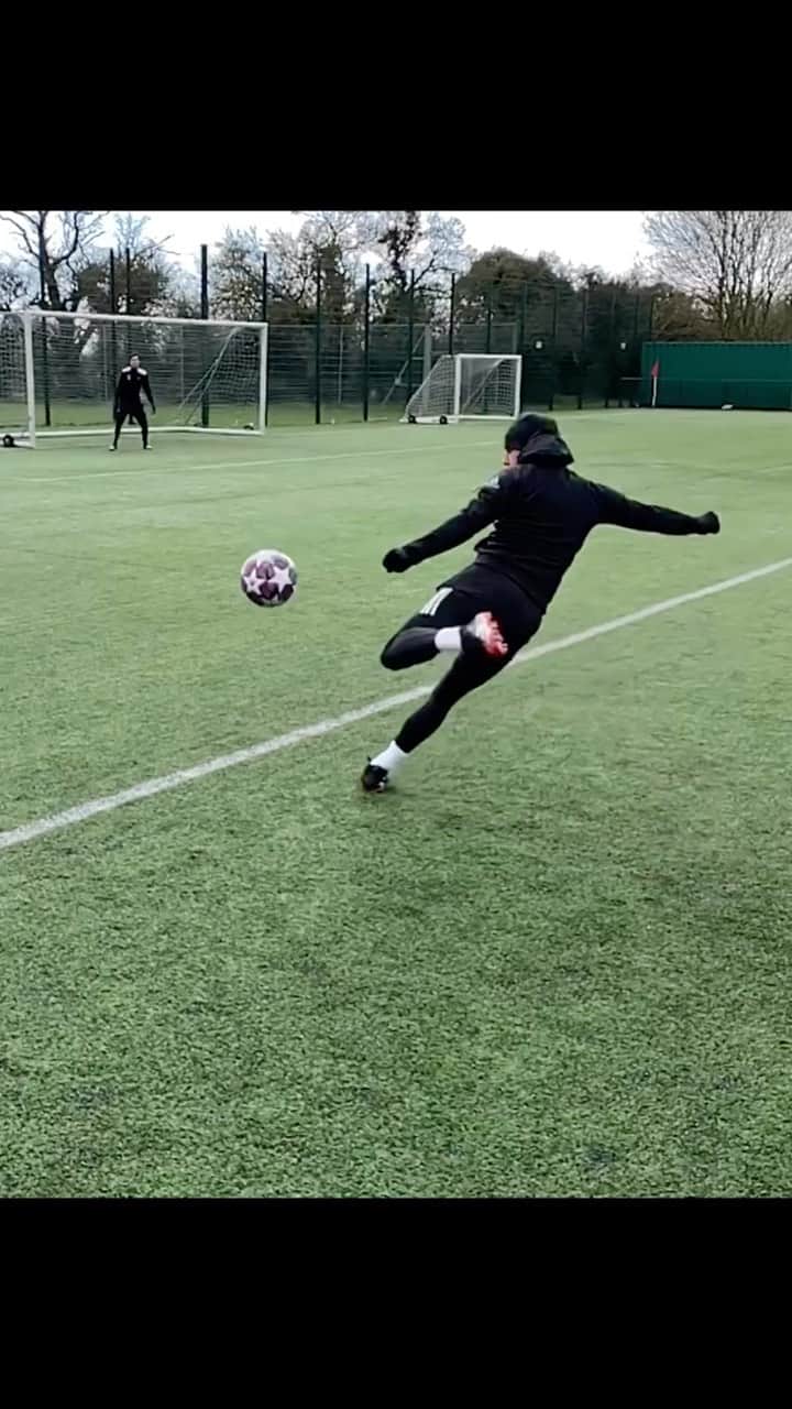 F2Freestylersのインスタグラム：「Satisfaction. 😌  #football #soccer #volley #goal #goals #gol」