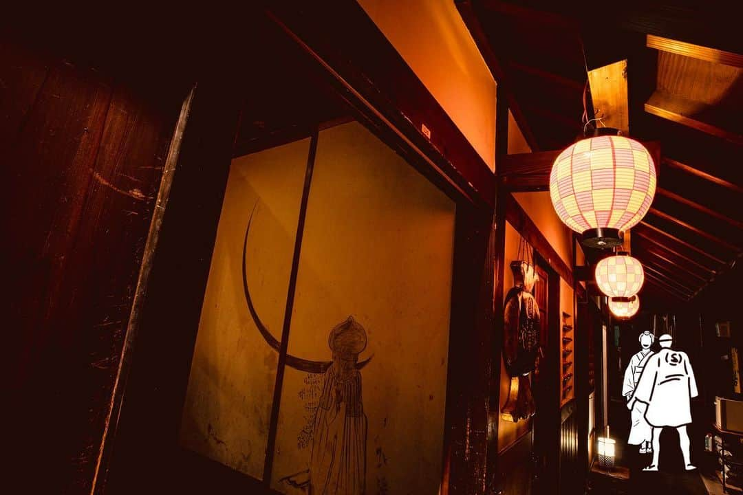 京町恋しぐれ新宿さんのインスタグラム写真 - (京町恋しぐれ新宿Instagram)「当店では様々なタイプの個室のお席をご用意しております! 各お部屋の壁にはお部屋ごとに異なった飾りや絵や文字が書かれています。ぜひいろんなお部屋の装飾、見てみてください☺️  #京町恋しぐれ#昭和レトロ#新宿ディナー#個室和食#町屋和食#コンセプトレストラン#個室#京都風#京都の街並み#京都好きな人と繋がりたい#京都の雰囲気#フォトスポット#新宿の京都」4月27日 17時21分 - kyoumachi_shinjuku