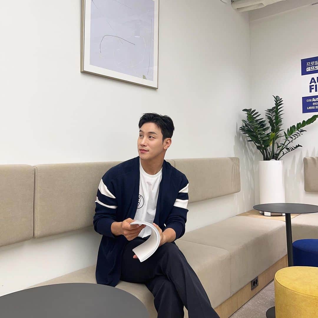 Lee Si-gangのインスタグラム：「골프선수 아니구 배우에요😅🤣 (골프는 일주일 한번만 친답니다)🤘  오늘은 본캐중...!!!✌️  今日も頑張りました✌️」