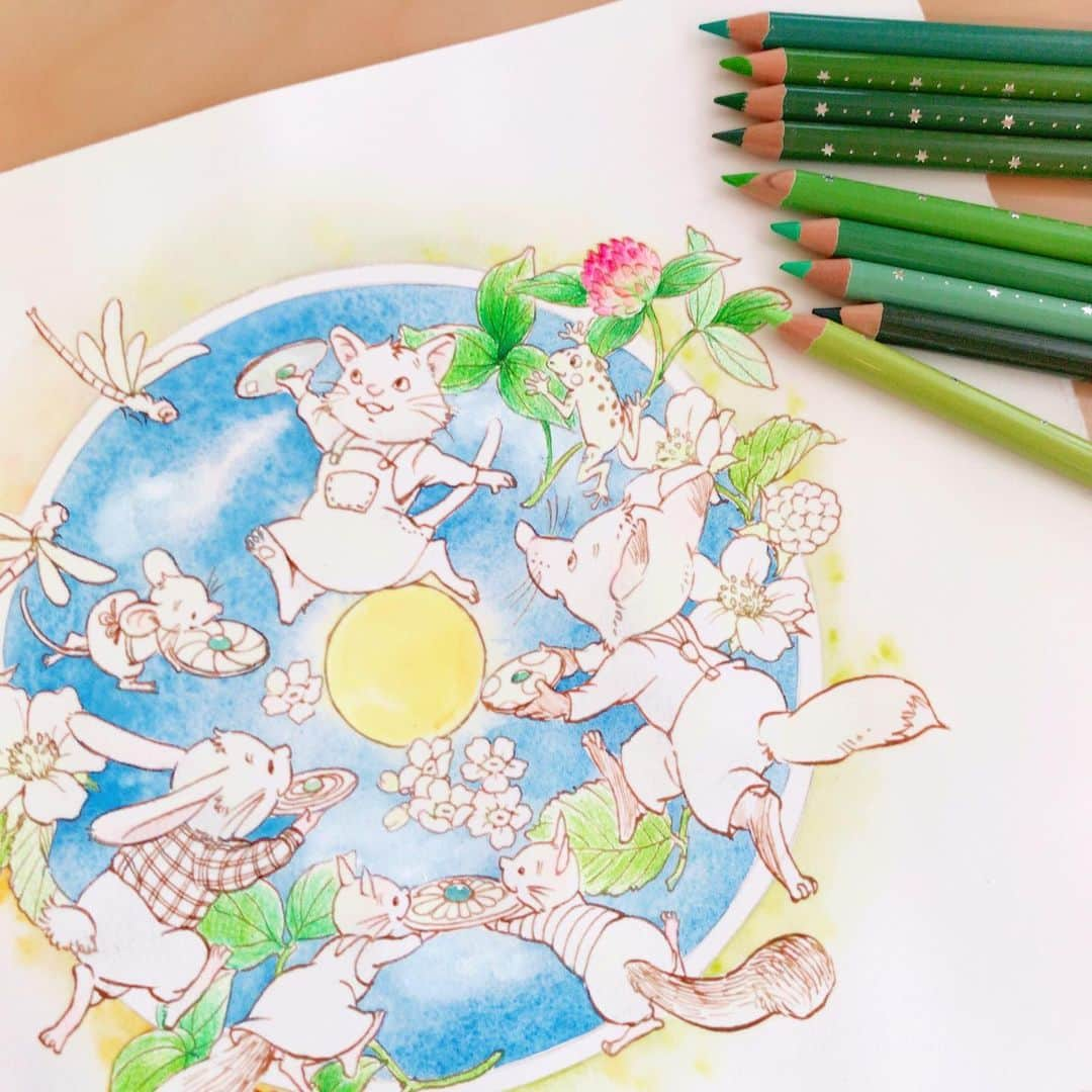 イラストレーター山崎牧子さんのインスタグラム写真 - (イラストレーター山崎牧子Instagram)「オーダー作品 今回も水彩での下塗りの後、 細かなところは色鉛筆で 仕上げてみます🎨 水彩の下塗りは最小限に抑えて みました。  アウトラインはいつもの カラーインクとペンです。 使用色鉛筆：Arrtx 126colors グリーンだけでも 色数が豊富✨使いこなせる？ まではまだまだ時間がかかりそう ですが、、 みなさんがユルリの塗り絵を 素敵に仕上げてくださるのを 拝見していて 感銘を受けています😌✨  #色鉛筆#塗り絵#イラストレーション#いなとめまきこ#動物#arrtx#colorpencil#illustration#childrenillustration#coloriage#coloring」4月27日 17時19分 - makiko.inatome