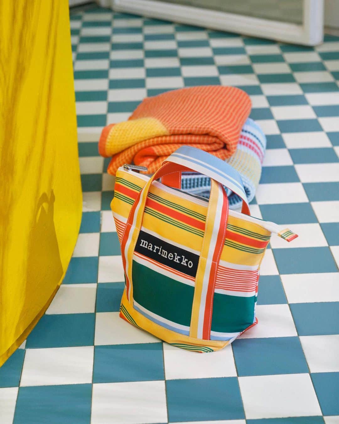 マリメッコのインスタグラム：「Can you imagine a better bag to carry all your beach essentials? This Paraati (parade) piece is 100% recycled polyester and gleefully screams joy. Visit marimekko.com to serve all your Paraati summer decor desires, indoors and out.   #marimekko #ss23」