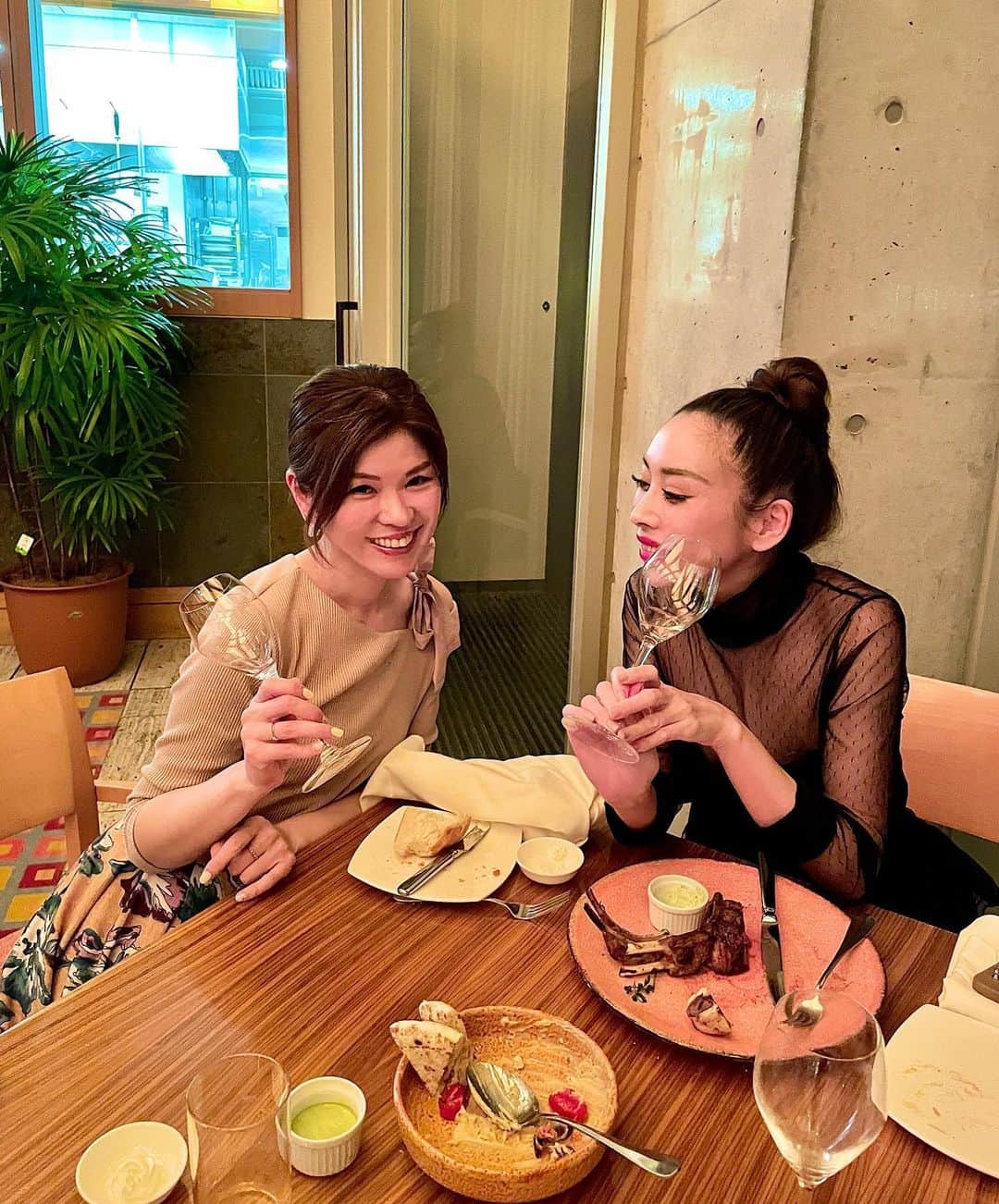 のインスタグラム：「👩‍❤️‍👩 この人ほんと幼稚園から顔変わらないっ👭マジすげー笑  そして服全然持って来てないから色々カスタムして安ピンとか駆使してアレンジ効かせてる自分に感服っ😂👏  #tokyoamericanclub  #sincekindergarten」
