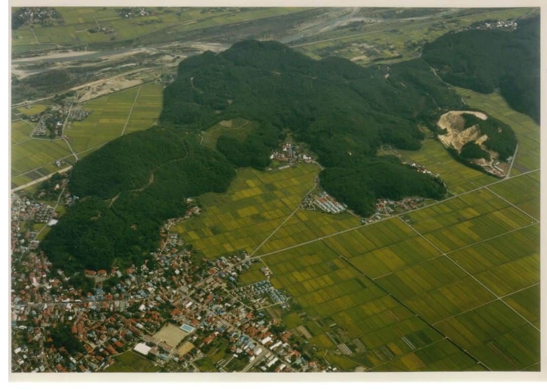 のインスタグラム：「【向羽黒山城跡（会津美里町）】  東北最大級の城跡が福島県にあることをご存じでしょうか。それが会津美里町にある「向羽黒山城跡（むかいはぐろやまじょうあと）」。  戦国時代に会津を治めた葦名盛氏（あしなもりうじ）氏が築城し、その後も重要な砦として数々の領主によって改修が加えられた天然の要塞です。  「向羽黒山城跡」は会津盆地を広く見渡すことができるビュースポットでもあり、遊歩道も整備され安心して散策することができます。町内には「向羽黒ギャラリー」があり、向羽黒山城跡について学ぶことができます。  #向羽黒山城跡 #国指定史跡 #城跡 #観光 #会津美里町 #福島県 #aizumisatotown #fukushima #RealizeFukushima #NotADreamFukushima #ひとつひとつ実現するふくしま」