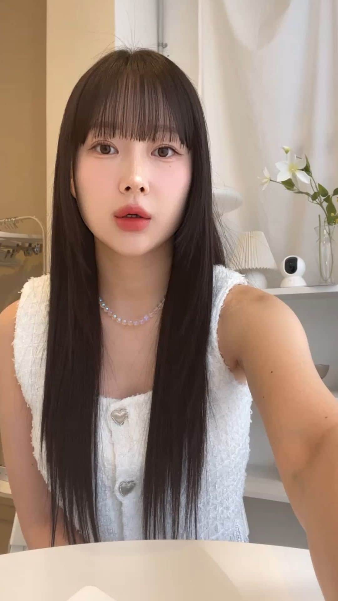 クムジョのインスタグラム：「날씨가 너무 좋아서 봄에 어울리는 노래 불러보며 놀기. 🌸 드라이브 코스~ 북악 팔각정 걷자 석촌 호수😝😝😝 바빠서 못가더라도 귀에 이어폰 꽂고 봄이 온 기분을 잔뜩 느껴보아요. 🎶 (너무 신나서 중간에 나도 모르게 왕간다 언니 핸들 댄스 나와버렸네)  #DavidYong #MoonByul #MAMAMOO #MaybeLove #MaybeLoveSongChallenge #SpringSong #kpop #데이비드용 #문별 #마마무 #아마도우린 #아마도우린송챌린지 #봄 #썸」