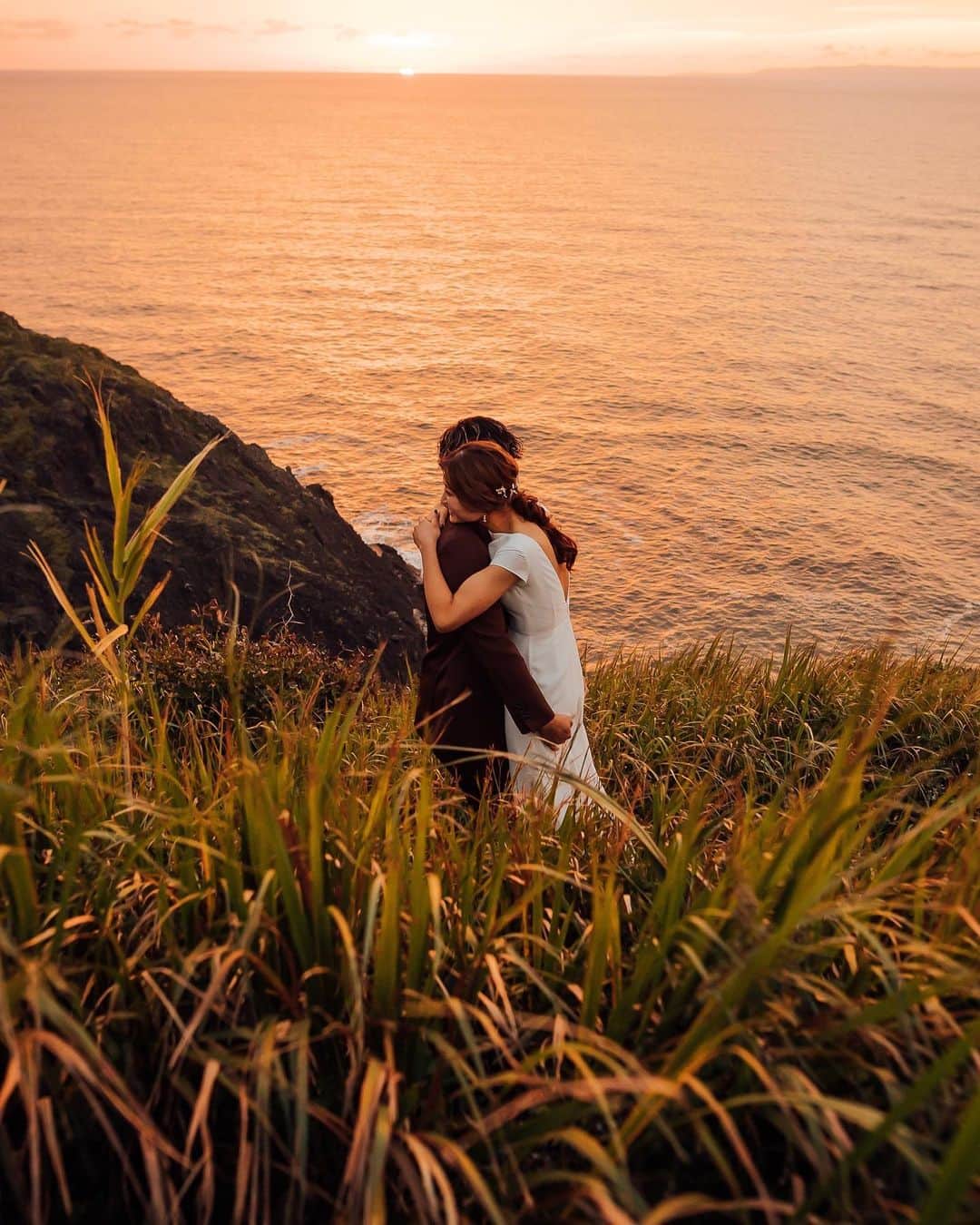 ラヴィ•ファクトリーさんのインスタグラム写真 - (ラヴィ•ファクトリーInstagram)「. 【写真で叶える結婚式】 . サンセットが美しいロケーションフォトはロマンチックに* 時間帯によって雰囲気が変わるのは ロケーションならではの魅力です✨  . —————— ラヴィファクトリー: @niigata_laviephotography Photographer: @nozzy_graph AREA:JAPAN,NIIGATA —————— @laviefactoryをフォローして #laviefactory #ラヴィファクトリー のハッシュタグをつけて お写真を投稿してみてくださいね✳︎ . こちらの公式IG（@laviefactory） で取り上げさせていただきます✨ . 思わず笑顔になれるハートのある 「家族写真」はラヴィクルール* >>>@laviecouleur_official . #wedding #weddingphotography #photo  #ハートのある写真 #instawedding #結婚写真 #ウェディング #ウェディングフォト #撮影指示書 #ロケーションフォト #前撮り#写真好きな人と繋がりたい #フォトウェディング #卒花 #後撮り #ウェディングニュース #前撮り小物 #前撮りフォト #前撮りアイテム #ウェディング撮影 #撮影構図 #前撮りアイディア #撮影指示書 #花嫁コーディネート #角田浜海水浴場 #新潟花嫁 #洋装フォト #サンセットフォト」4月27日 17時27分 - laviefactory