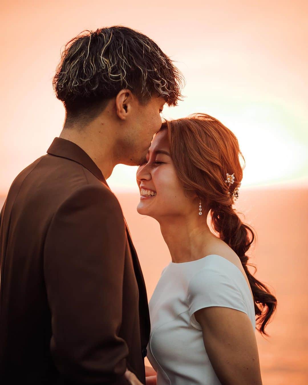 ラヴィ•ファクトリーさんのインスタグラム写真 - (ラヴィ•ファクトリーInstagram)「. 【写真で叶える結婚式】 . サンセットが美しいロケーションフォトはロマンチックに* 時間帯によって雰囲気が変わるのは ロケーションならではの魅力です✨  . —————— ラヴィファクトリー: @niigata_laviephotography Photographer: @nozzy_graph AREA:JAPAN,NIIGATA —————— @laviefactoryをフォローして #laviefactory #ラヴィファクトリー のハッシュタグをつけて お写真を投稿してみてくださいね✳︎ . こちらの公式IG（@laviefactory） で取り上げさせていただきます✨ . 思わず笑顔になれるハートのある 「家族写真」はラヴィクルール* >>>@laviecouleur_official . #wedding #weddingphotography #photo  #ハートのある写真 #instawedding #結婚写真 #ウェディング #ウェディングフォト #撮影指示書 #ロケーションフォト #前撮り#写真好きな人と繋がりたい #フォトウェディング #卒花 #後撮り #ウェディングニュース #前撮り小物 #前撮りフォト #前撮りアイテム #ウェディング撮影 #撮影構図 #前撮りアイディア #撮影指示書 #花嫁コーディネート #角田浜海水浴場 #新潟花嫁 #洋装フォト #サンセットフォト」4月27日 17時27分 - laviefactory