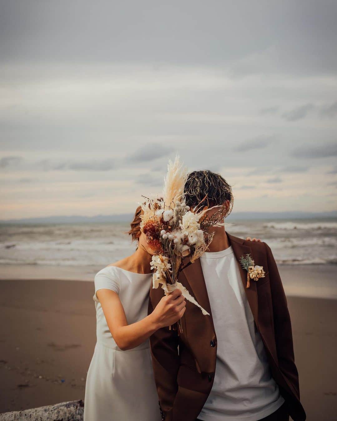 ラヴィ•ファクトリーさんのインスタグラム写真 - (ラヴィ•ファクトリーInstagram)「. 【写真で叶える結婚式】 . サンセットが美しいロケーションフォトはロマンチックに* 時間帯によって雰囲気が変わるのは ロケーションならではの魅力です✨  . —————— ラヴィファクトリー: @niigata_laviephotography Photographer: @nozzy_graph AREA:JAPAN,NIIGATA —————— @laviefactoryをフォローして #laviefactory #ラヴィファクトリー のハッシュタグをつけて お写真を投稿してみてくださいね✳︎ . こちらの公式IG（@laviefactory） で取り上げさせていただきます✨ . 思わず笑顔になれるハートのある 「家族写真」はラヴィクルール* >>>@laviecouleur_official . #wedding #weddingphotography #photo  #ハートのある写真 #instawedding #結婚写真 #ウェディング #ウェディングフォト #撮影指示書 #ロケーションフォト #前撮り#写真好きな人と繋がりたい #フォトウェディング #卒花 #後撮り #ウェディングニュース #前撮り小物 #前撮りフォト #前撮りアイテム #ウェディング撮影 #撮影構図 #前撮りアイディア #撮影指示書 #花嫁コーディネート #角田浜海水浴場 #新潟花嫁 #洋装フォト #サンセットフォト」4月27日 17時27分 - laviefactory