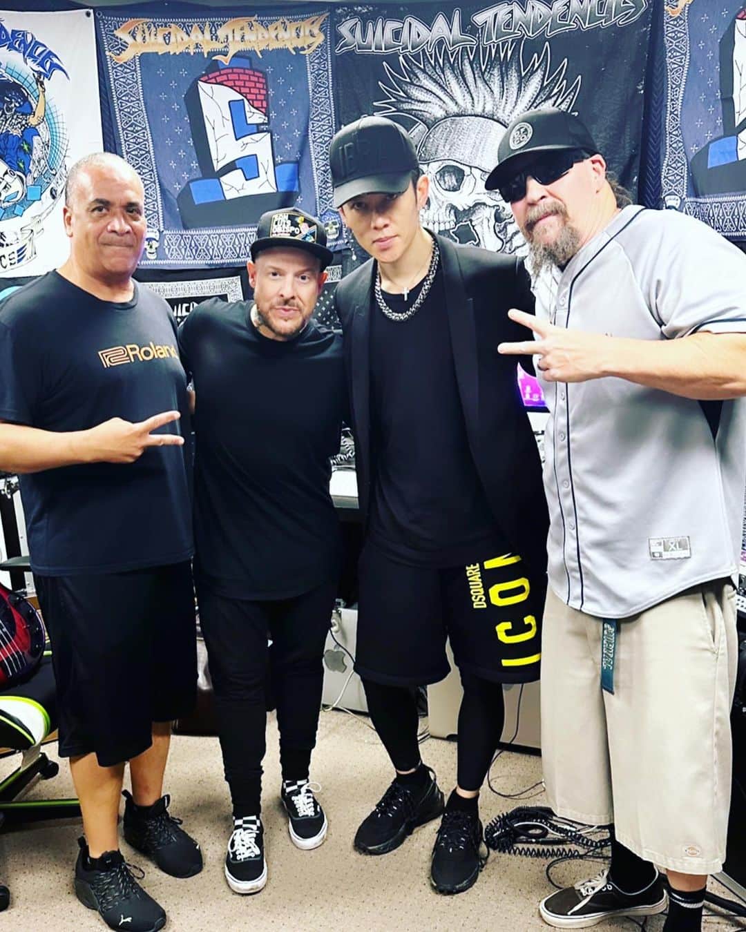 のインスタグラム：「What a pleasure to kick out the jams w/ the living legends🤘🏻 @suicidaltendencies」