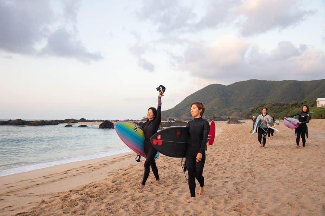 TOKYO SELSEA PROJECTさんのインスタグラム写真 - (TOKYO SELSEA PROJECTInstagram)「"学び"をテーマとした奄美大島でのウェルネスリトリート。 @selsea.jp × @wellnesstrip_official   1日目の夜は、私なりに美しい海を残す為に何ができるか…？を考え作成した「I'm surfer 海と生きる環境問題」というタイトルの資料を皆さんと見ながら 環境についてのディスカッションをしました🌏 奄美大島でもたくさん見れた 海亀たちが誤ってプラスチックを飲み込んで命を落としたりするようなことがないように🐢🙏🏾 化学繊維のお洋服を洗濯機で洗うことで1回の家庭の洗濯からたくさんのマイクロファイバーが海へ流出してしまうことを学び、地球にも身体にも優しい @hogara.jp のオーガニックコットンの吸水ショーツを取り入れよう！🧺と提案しました。 天然素材は洗濯時にプラスチックの流出を防げるし、洗って繰り返し使える吸水ショーツはナプキンを使用しなくて済むのでゴミも減らせるし、サーファーの私たちの外着替えには素晴らしいアイテム👍🏾💜一石三鳥🕊️ そして、私たちが着ているウェットスーツは着古した後どうなるか？について考えました🤔 劣化して最後はどうしても着れない状態になってしまったら、メーカーに問い合わせて引き取って貰うとリサイクルして貰えることもあるのでゴミとして捨てないでねというお話♻️ 他には、ウェットスーツを作る工程で出る年間700kgにも及ぶハギレ(ゴミ)を活用した @kates_friends829 のマリングッズとしてアップサイクルして新たなアイテムに生まれ変わらせることなども出来るよ！と素敵な活動をされている方をご紹介させて頂きました🫶🏽 知らないと何も出来ないけど、知っていれば私たちの日々の選択の一つになる。 奄美大島に流れ着くゴミの話なども 地元の @greengoodman さんに色々お話を伺うことが出来て学びの多い夜となりました😌 毎日の積み重ねが未来の美しい海を残すことに繋がるので 少しづつ自分の出来ることをやって いつまでも美しい海でサーフィンしたいよねとみんなで 話し合い良い時間を過ごせました🏄🏾‍♀️💕  2日目の夜は ゲストで参加してくれていた シンガーソングライターの @lisahalim ちゃんによるmini LIVE🎤✨ この近さとこの少人数で アコースティックギターの演奏と生歌で聴けるなんて 贅沢で しかなくて 心の籠った唄声にみんなで大号泣🥲 心と身体を解放して 学びの多い2泊3日のリトリートとなりました😊  📷 @achaaaan_cks   #SELSEA #SURFRETREAT #セルシー #サーフリトリート #ウェルネストリップ #奄美大島 #グリーンヒル #環境問題を考える」4月27日 17時35分 - selsea.jp