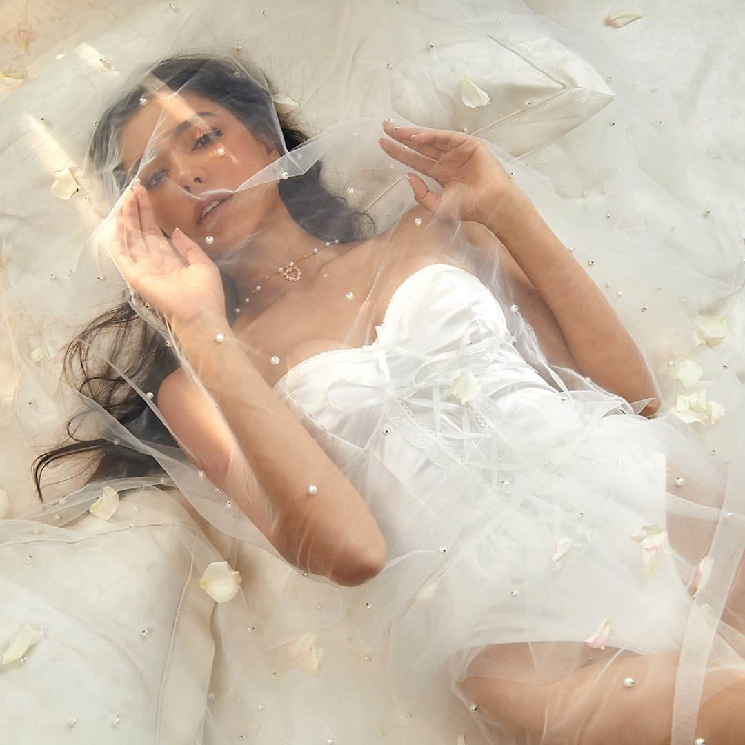 SHEINのインスタグラム：「Feel the love in ethereal frocks fit for a fairytale 🤍🌿  🔗:https://shein.shop/utddig1  #sayidoinSHEIN」