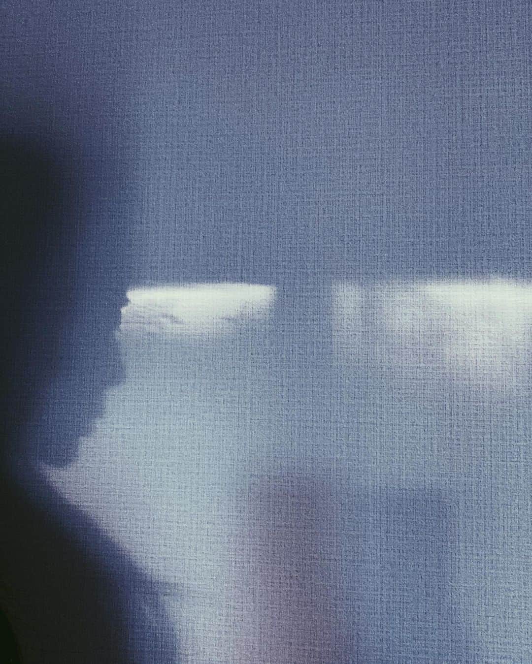 松田珠希のインスタグラム：「向かいのビルのガラスが一瞬くれた夕日のおすそ分け。 影もやっぱり私です。  #reflection #portrait」