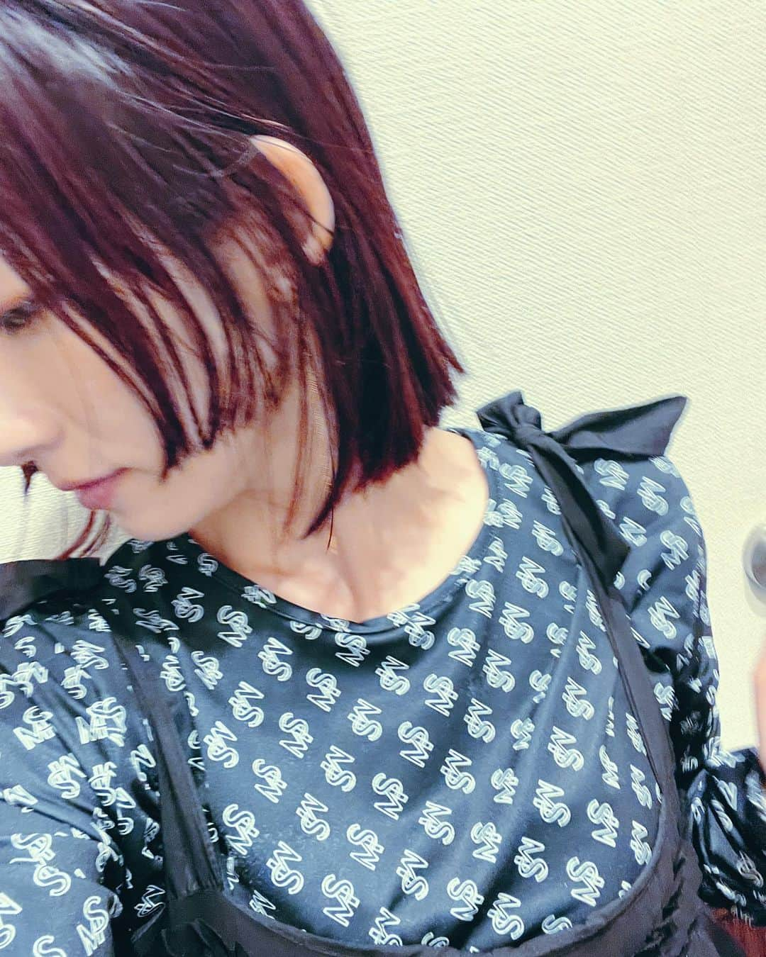 さえりのインスタグラム：「new hairだよ〜✂︎ 髪色は分かりにくいけど、深い赤。室内では暗い色に見えるけど太陽光だとバキバキの赤紫ってかんじ。  姫カット的なラインを厚めにいれてもらって気分転換😊長年変えていない切りっぱなしボブだけど、ちょっとフォルムが変わるだけで気分がかわる〜！  赤にしたい赤にしたい赤にしたい、、、と思っていたので心が満たされてる…！」