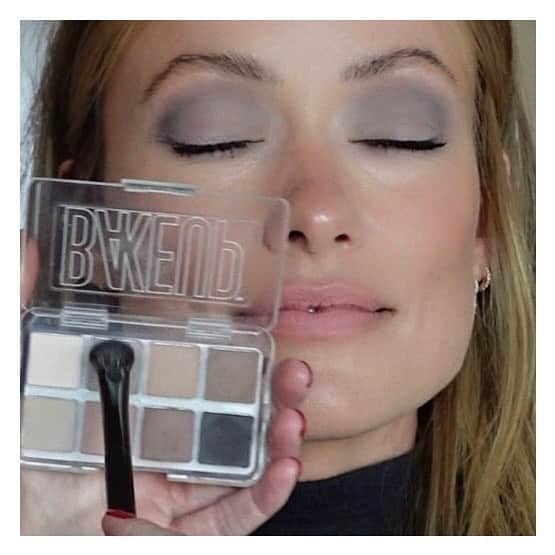 JO BAKERのインスタグラム：「O L I V I A • W I L D E 🇺🇸 Dusty pale grey smoke…on #oliviawilde ⚡️ A color wash all over the lid and lash line ~ a timeless way to wear earth tones that feels elevated and chic ✨ Hair @mararoszak  Makeup by me #jobakermakeupartist using #desertroadtrip ‘foolproof neutrals’ palette @bakeupbeauty 💋‼️ #makeupoftheday」