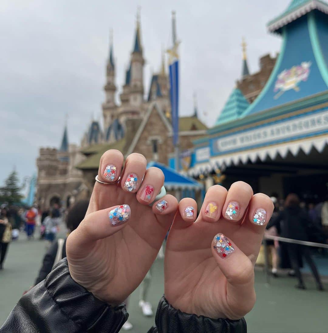 のインスタグラム：「きらきら〜 何気に薬指はミッキーバルーン🎈  #ディズニーネイル  #nail #disneynail #tokyodisneyland」