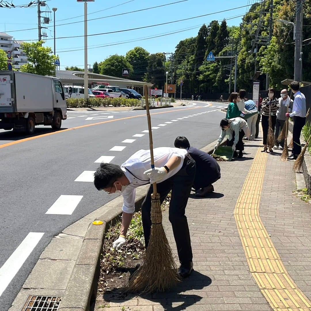 公益財団法人モラロジー研究所のインスタグラム：「本日のお昼前、キャンパスの外回りを学園と財団の職員が協力して草取りを行いました✨ 正門前の通りと東門前のバス通りが、見違えるほどきれいになりました💪」