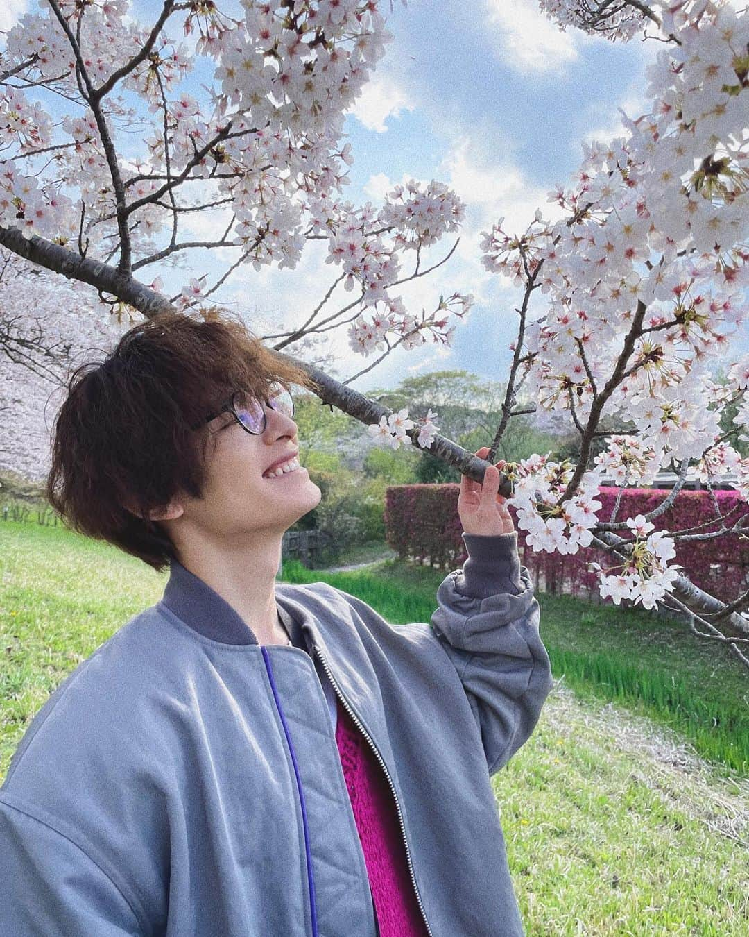 塩野瑛久のインスタグラム：「. 『かしましめし』 このシーンの後半 英治のモジャに桜の花びらついてたのが なんとも英治らしいなと  #かしましめし #塩野瑛久」