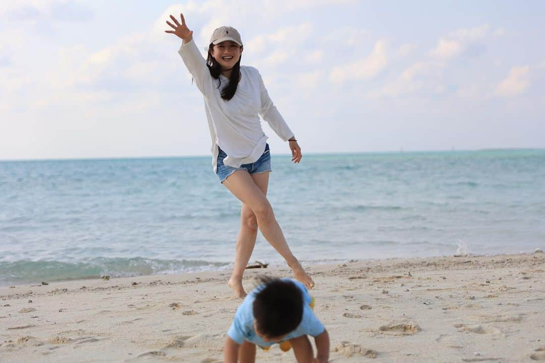 湯田友美さんのインスタグラム写真 - (湯田友美Instagram)「・ 自然の中では、日頃だめだよ。と注意してることを言わずに、思い切り遊ばせてあげられる😊 隣の子にお砂かかっちゃうよ、投げちゃだめだよ、危ないから走っちゃだめだよ…都会では、たくさんの制限をかけてたなぁと気付かされる。  自然は、最高の遊び場🐠🐚🌍  宮古島はじめていったけど、海が綺麗で、浅瀬でもお魚が見れて、便利で、子連れにも最高！今ハマってる、ファインディングニモのカクレクマノミも見れて大興奮！(親がw)  帰宅後、ヤドカリ( #スベスベサンゴヤドカリ )を飼育して癒されてます🥹🐚常に宿(家)探ししていて、自分を見てるようです。笑　カクレクマノミを飼うのが次の目標🥹  #宮古島 #池間島 #池間大橋 #子連れ旅行 #マタ旅 #パタゴニア 海パン💛可愛い😍 #2y8m」4月27日 17時56分 - yudatomomi