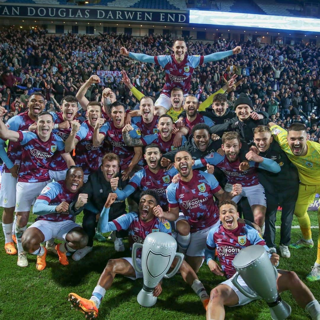 ヴァンサン・コンパニのインスタグラム：「What incredible moments we’ve lived lately. First the promotion to the @premierleague. Then the EFL award for Championship MOTS. And this week we crowned ourselves Champions of the league with two more games to play. We can be very proud of our work at @burnleyofficial this season.   My gratitude goes out to this exceptional group of players and to my dedicated staff. Many thanks also to the owners of the club, the non-sport staff and the fantastic Burnley fans for having created such a warm, welcoming and supporting environment.   Last but certainly not least, I want to thank all those close to me and those who matter most: my wife Carla, my children, my family. 🙏🏾」