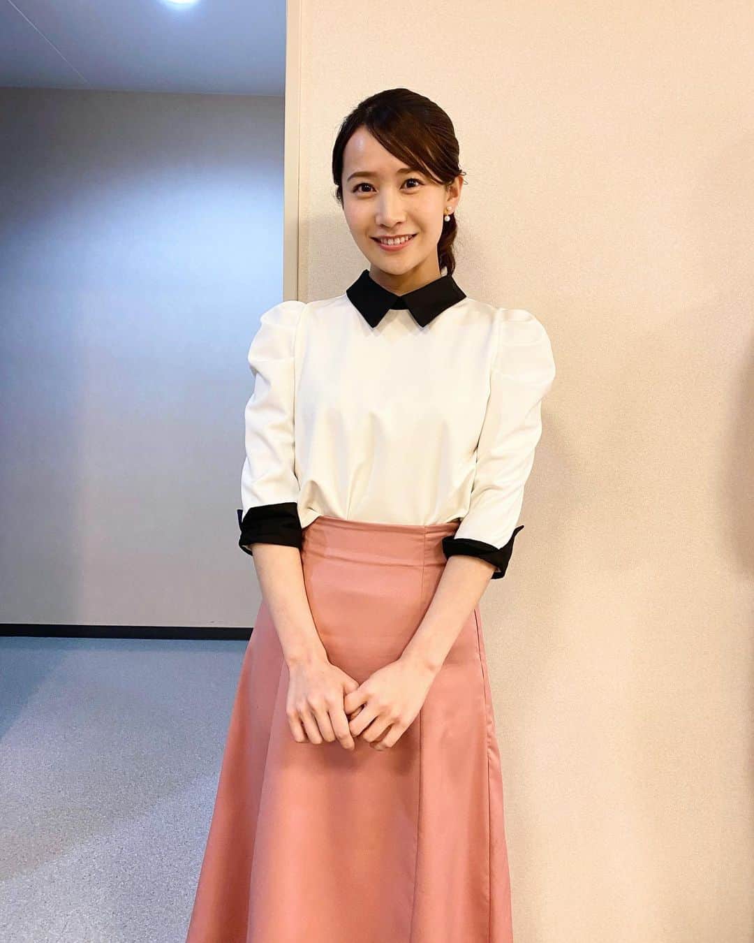 島津咲苗さんのインスタグラム写真 - (島津咲苗Instagram)「昨日の衣装♪ 襟付きのシンプルなブラウスが可愛いかったです。 あと1日でGWですねー！！ 頑張りましょう😊😊」4月27日 17時50分 - sanae_shimazu