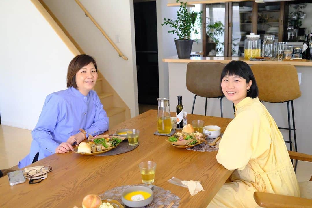 真央さんのインスタグラム写真 - (真央Instagram)「Special lunch🌿✨ 昨日はかおりさんが素敵なお店に 連れて行ってくれました☺️✨ 完全予約制の隠れ家的なお店へ 春生まれのお誕生日会をば🌼✨  ブーケのサラダが美しくって、 どれもこれも丁寧に作られていて、 身体に沁みわたる美味しさでした〜🤤✨ デザートのキャロットケーキと お芋とバニラアイスにレモンオリーブオイル たら〜りしたのも絶品っ💛  ゆったりまったり、 楽しかった〜〜！！ @calme.vege_ さん、 スペシャルな時間をありがとうございました☺️🙏🏻✨」4月27日 18時04分 - mao0424