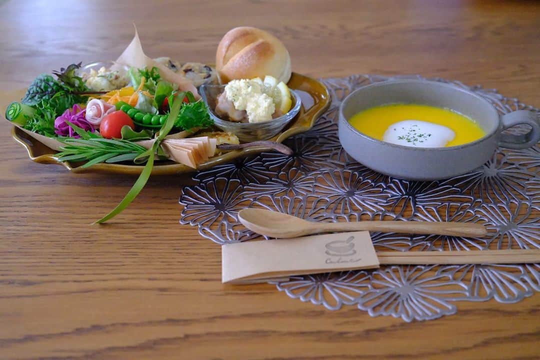真央さんのインスタグラム写真 - (真央Instagram)「Special lunch🌿✨ 昨日はかおりさんが素敵なお店に 連れて行ってくれました☺️✨ 完全予約制の隠れ家的なお店へ 春生まれのお誕生日会をば🌼✨  ブーケのサラダが美しくって、 どれもこれも丁寧に作られていて、 身体に沁みわたる美味しさでした〜🤤✨ デザートのキャロットケーキと お芋とバニラアイスにレモンオリーブオイル たら〜りしたのも絶品っ💛  ゆったりまったり、 楽しかった〜〜！！ @calme.vege_ さん、 スペシャルな時間をありがとうございました☺️🙏🏻✨」4月27日 18時04分 - mao0424
