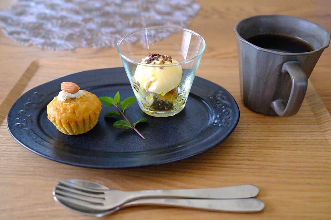 真央さんのインスタグラム写真 - (真央Instagram)「Special lunch🌿✨ 昨日はかおりさんが素敵なお店に 連れて行ってくれました☺️✨ 完全予約制の隠れ家的なお店へ 春生まれのお誕生日会をば🌼✨  ブーケのサラダが美しくって、 どれもこれも丁寧に作られていて、 身体に沁みわたる美味しさでした〜🤤✨ デザートのキャロットケーキと お芋とバニラアイスにレモンオリーブオイル たら〜りしたのも絶品っ💛  ゆったりまったり、 楽しかった〜〜！！ @calme.vege_ さん、 スペシャルな時間をありがとうございました☺️🙏🏻✨」4月27日 18時04分 - mao0424