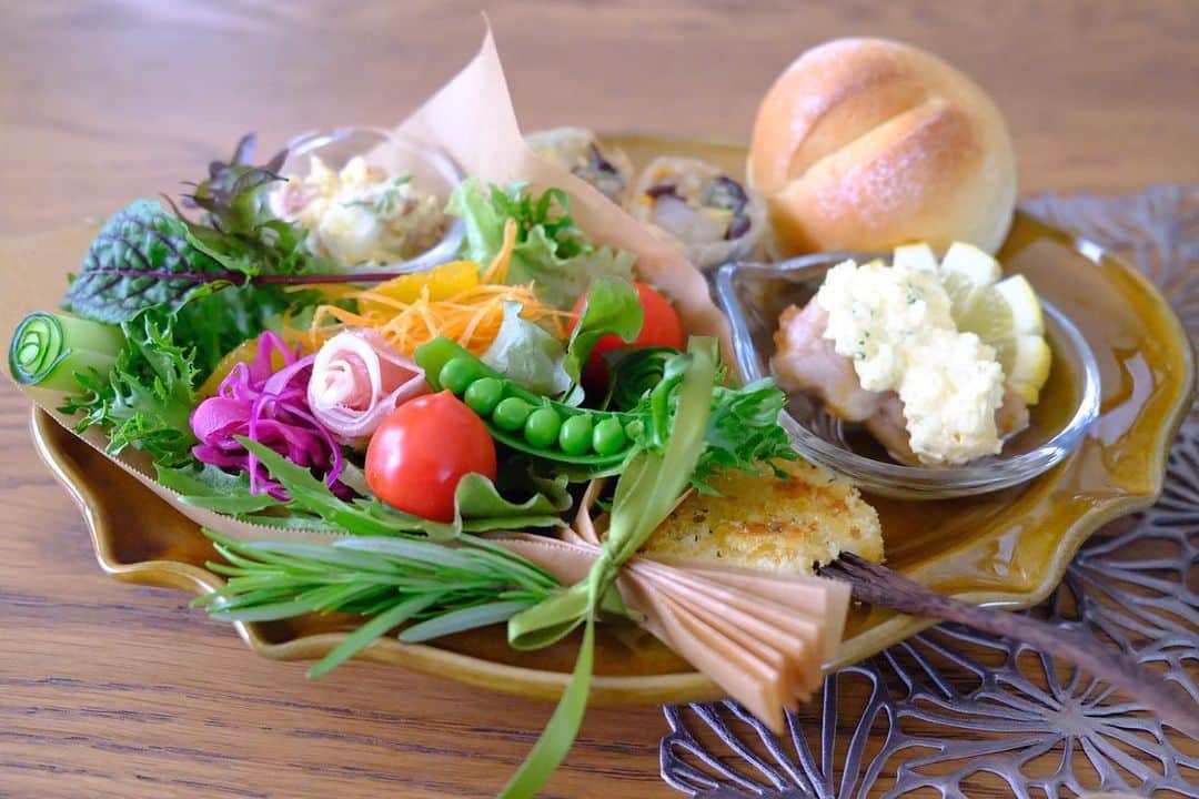真央さんのインスタグラム写真 - (真央Instagram)「Special lunch🌿✨ 昨日はかおりさんが素敵なお店に 連れて行ってくれました☺️✨ 完全予約制の隠れ家的なお店へ 春生まれのお誕生日会をば🌼✨  ブーケのサラダが美しくって、 どれもこれも丁寧に作られていて、 身体に沁みわたる美味しさでした〜🤤✨ デザートのキャロットケーキと お芋とバニラアイスにレモンオリーブオイル たら〜りしたのも絶品っ💛  ゆったりまったり、 楽しかった〜〜！！ @calme.vege_ さん、 スペシャルな時間をありがとうございました☺️🙏🏻✨」4月27日 18時04分 - mao0424