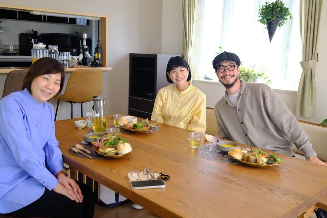 真央のインスタグラム：「Special lunch🌿✨ 昨日はかおりさんが素敵なお店に 連れて行ってくれました☺️✨ 完全予約制の隠れ家的なお店へ 春生まれのお誕生日会をば🌼✨  ブーケのサラダが美しくって、 どれもこれも丁寧に作られていて、 身体に沁みわたる美味しさでした〜🤤✨ デザートのキャロットケーキと お芋とバニラアイスにレモンオリーブオイル たら〜りしたのも絶品っ💛  ゆったりまったり、 楽しかった〜〜！！ @calme.vege_ さん、 スペシャルな時間をありがとうございました☺️🙏🏻✨」