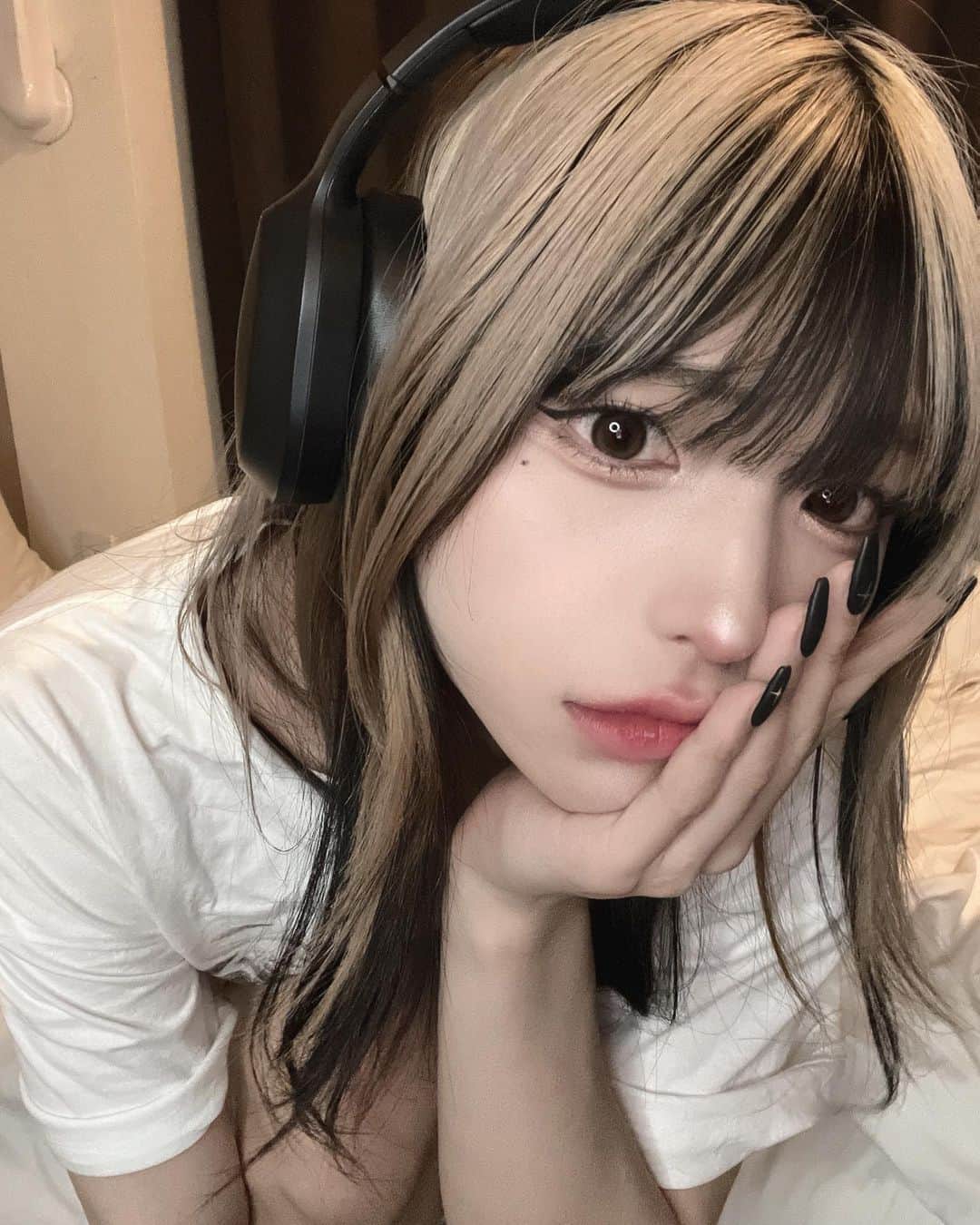 ぎんしゃむのインスタグラム：「またメイク落とさずに寝ちゃった。」