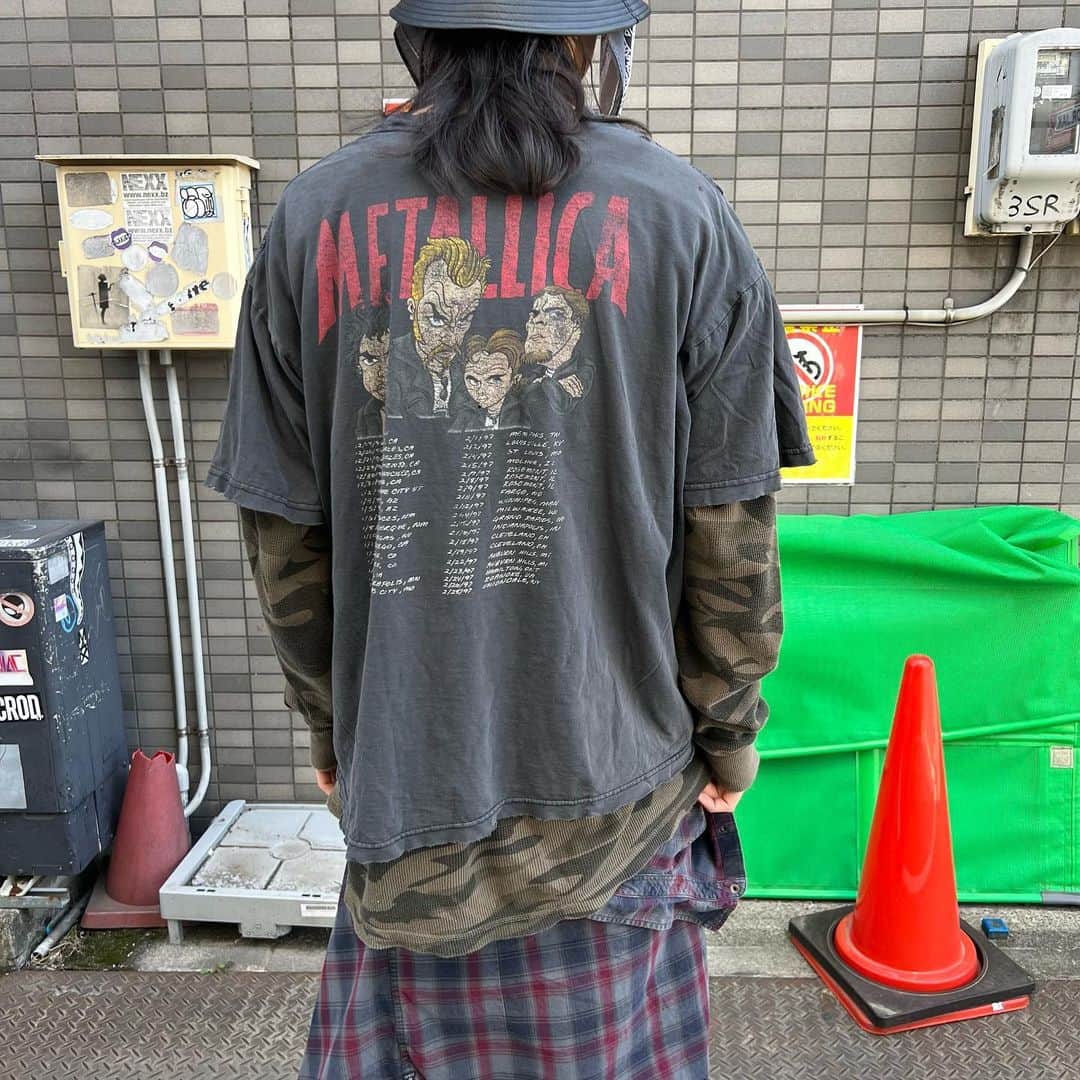 古着屋フラミンゴ下北沢マバタキ店さんのインスタグラム写真 - (古着屋フラミンゴ下北沢マバタキ店Instagram)「recommend style -Metallica damage tshirts -Harley-Davidson thermal l/s tshirts -guess plaid shirts -guess damage black denimpants  ✝️店内商品全て通販可能です☮️ 通販ご希望の際はＤＭにてお受けしております😊  #nagoya#osu #tokyo #mabataki #vintage #fashion #fyp #y2k  #00s #90s #名古屋 #大須 #東京 #古着 #大須古着屋 #マバタキ」4月27日 18時04分 - nagoya_mabataki