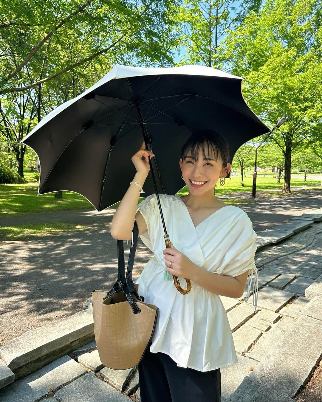 shizuka.watanabeさんのインスタグラム写真 - (shizuka.watanabeInstagram)「今日は暑かったねー!!!!  日差しが強くて今朝届いたばかりの日傘を持って行ったけど大活躍だった🫶 （後でストーリーに載せておきます♪）  topsは　@naturalbeautybasic_official 展示会でオーダーしたやつが届いて早く着たかったの🧡  しらたまも一緒にお出掛けして良い一日だった🫶  しらたまの小さいのに身体能力の凄さ！ 大ジャンプしたり驚きでした♪  ネモフィラ畑に行ったんだけど🌱 その記事は後日で〜  #naturalbeautybasic #vasic #plst #hermes  #hermès #hermesshoes」4月27日 17時58分 - shizuka.watanabe
