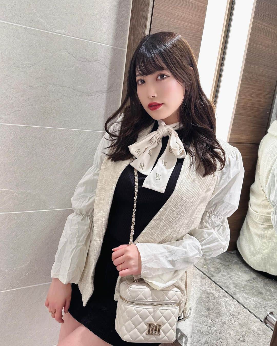 RENAのインスタグラム：「シンプルな服に スカーフをチョイスして バランス良く👶💗💗  @cuimie_official のスカーフ 可愛すぎる🥰✨✨ ・ #code #fashion #私服 #burlesquetokyo #burlesque」