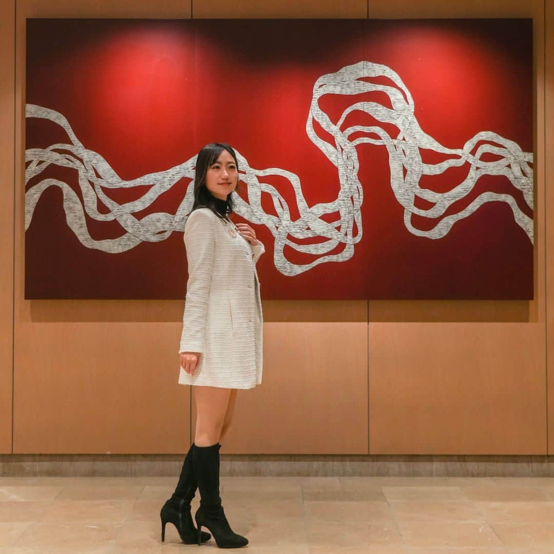 ヒルトン大阪 Hilton Osakaのインスタグラム：「優雅な時間を過ごせるヒルトン大阪。館内を彩るアート作品の前で、思い出の一枚を残してみてはいかがでしょうか。  ご滞在の際は、ぜひお気に入りのフォトスポットを探してみてください。  ヒルトン大阪の詳細・ご予約は @hiltonosaka ホームページより。  Welcome to Hilton Osaka! Our hotel is the ideal destination for an elegant and unforgettable experience. Don't miss the chance to capture a special moment in front of our stunning artworks. We encourage you to discover your favorite photo spot during your stay with us.  For more details and to make a reservation, please visit our website at @hiltonosaka  ＝＝＝  #ヒルトン大阪 #ホテルロビー #ヒルトンホテル #大阪ホテル #フォトスポット #HiltonOsaka #HiltonHotel」