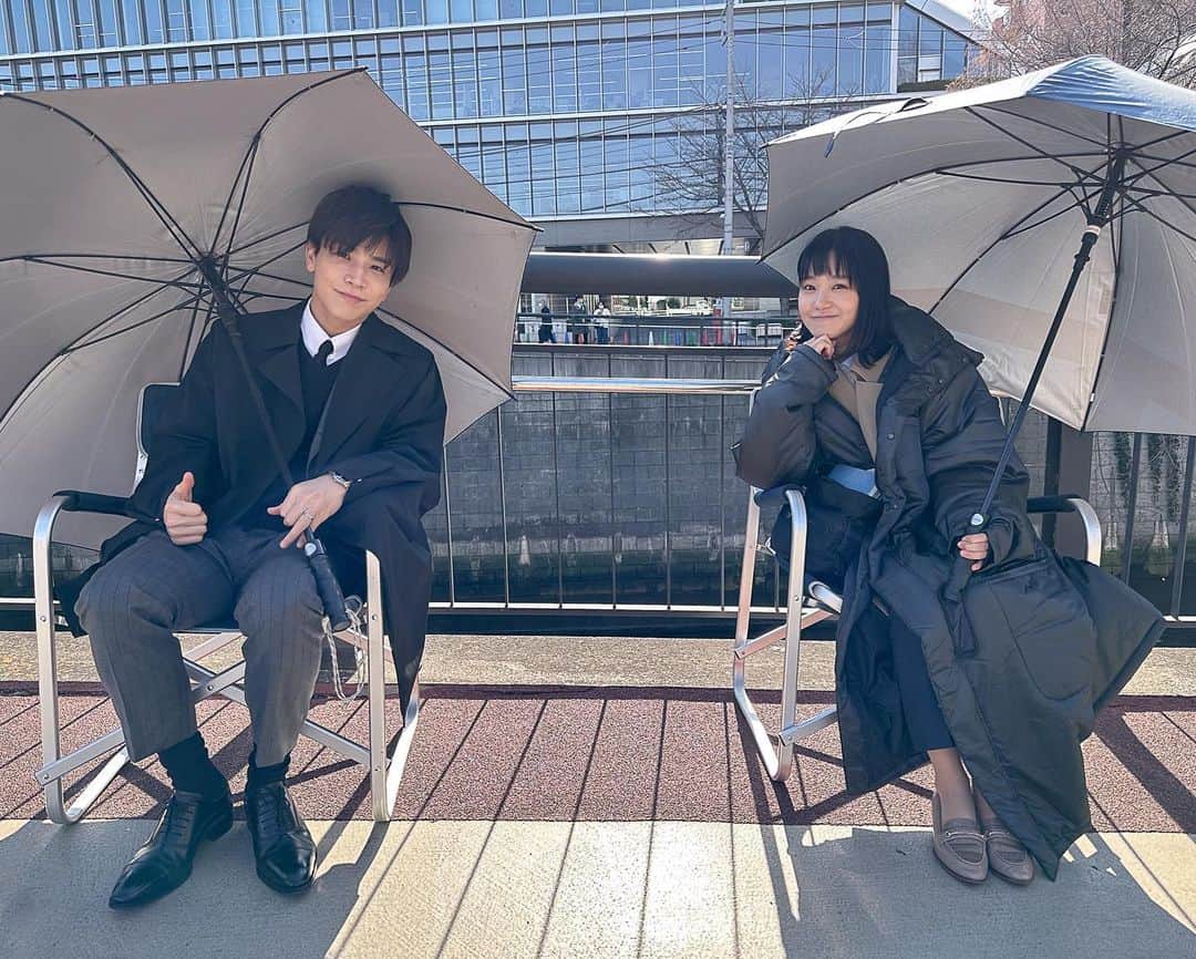 あなたがしてくれなくてものインスタグラム：「🫧 #あなたがしてくれなくても 🫧  今夜１０時からは第３話放送❕ ぜひリアルタイムでお楽しみ下さい📺  こちらは２話のオフショット🎁  川沿いの撮影で日傘をさした #奈緒 さんと #岩田剛典 さんを📸  第１話〜３話は #TVer で無料配信中！ プロフィールのリンクからチェック📺」