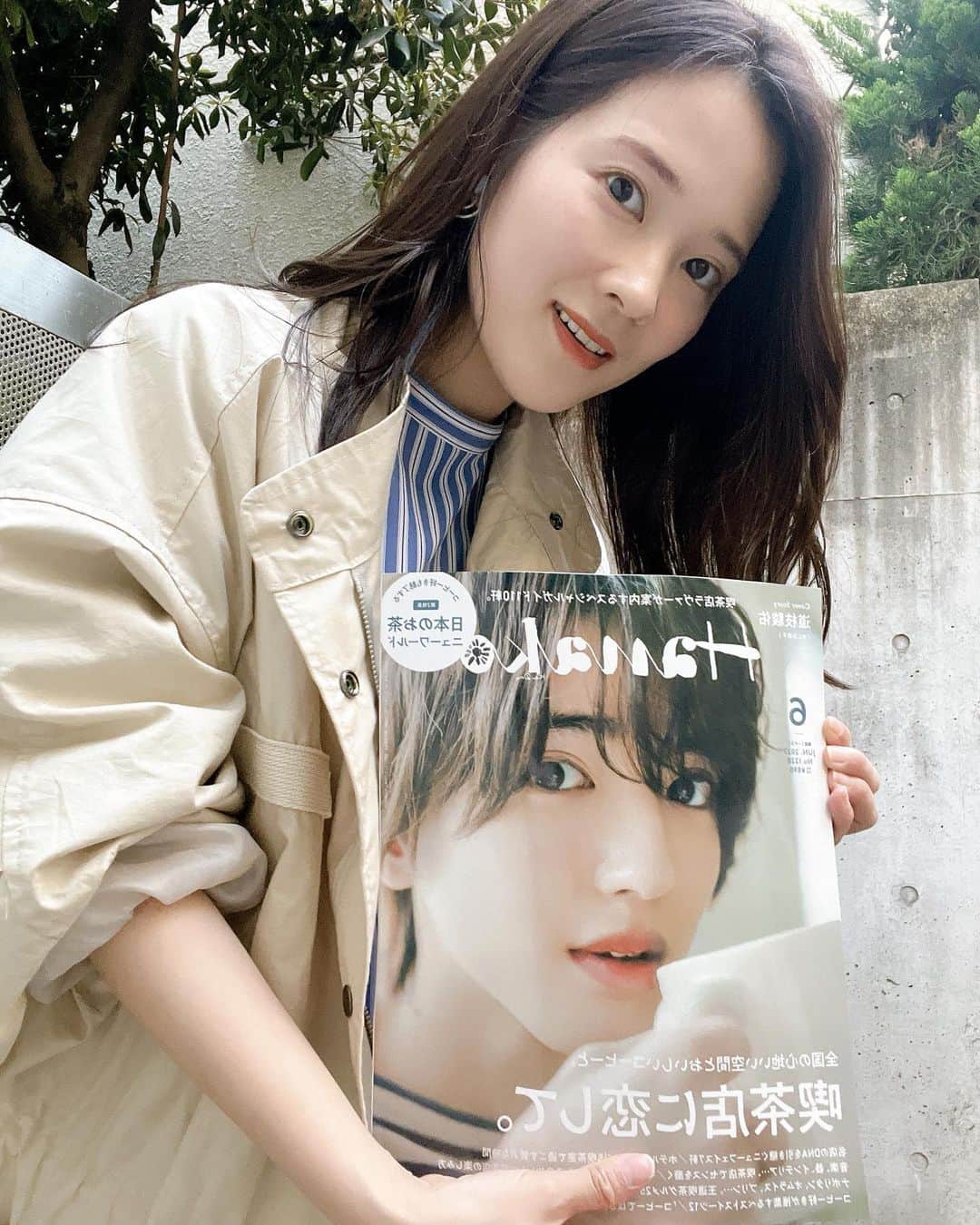 亜希子のインスタグラム：「嬉しいお知らせです。  本日発売マガジンハウス『Hanako』6月号で大木亜希子、作家人生を歩むまでのキャリアについて取材して頂いております。  (なにわ男子・道枝駿佑さん表紙です)  どのような枠でも、どのようなページでも、ご興味を持って頂けることが嬉しく、常に真心を込めて取材のご対応をしております。  ですが、丸々1ページ、これまでの人生についてインタビューして頂けたことは感無量です。  私と同じ「働く女性のための転機の準備」特集では、元女子バレーボール東京五輪主将・荒木絵里香さんのご取材も掲載中です🙆‍♀️  同じ特集に載せて頂き大変光栄でしたし、勉強させて頂きました。  ワタクシ毎年、作家としてどんな仕事をしていきたいのか「事業計画書」を作って、それに向けて仕事をしておるのですが、今年「作家として登場したい雑誌」にHanakoって書いていたんよ…😭  ひとつ夢が叶いました。身が引き締まります。  しかし、ここからも焦らず一歩ずつ、まだまだ精進。  仕事やキャリア形成に悩む方に、ほんの少しでもお役に立てるように心を込めて取材を受けましたので、是非、届きますように。  それでは出版社さんとの打ち合わせ、行ってまいります🩰 ラブ✌️♥️」