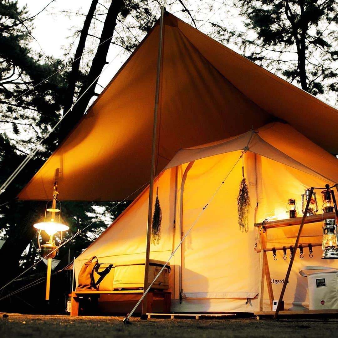 キャンプ情報サイト［ランタン］さんのインスタグラム写真 - (キャンプ情報サイト［ランタン］Instagram)「CAMP SMILE STYLE ／ キャンプのハイライトは夕暮れ時。 ランタンの灯りがキャンプサイトを幻想的に演出 ＼ いろんなキャンパーのキャンプスタイルを現地取材と一般キャンパーからの投稿で数多く掲載してます。 . . 詳しくは @lantern.camp webサイトをご覧ください . . #camp #camping #camplife #outdoor #travel #trip #lantern_smile #キャンプ #キャンプ用品 #アウトドア #テント #自然 #旅行 #キャンプ初心者 #キャンプ好きな人と繋がりたい #アウトドア好きな人と繋がりたい #camper #外遊び #キャンプスタイル #マイアミ浜オートキャンプ場 #デュオキャンプ #デュオキャン #オーダーメイド #オーダーメイドランタン #オイルランタン #ShimCraft #シムクラフト」4月27日 18時01分 - lantern.camp