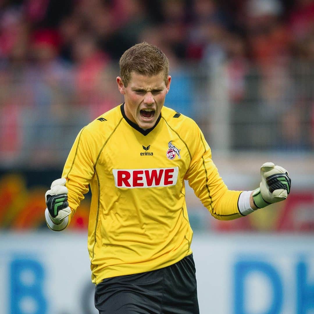 1.FCケルンのインスタグラム：「@timohorn_1 verlässt den FC zum Saisonende.  Eine besondere Ära endet. Nie in der Geschichte des 1. FC Köln gab es einen Spieler, der so lange für den FC gespielt hat wie Timo Horn. Seit 21 Jahren trägt der kölsche Jung das Trikot unseres Vereins, elf Spielzeiten als Profi. Früher stand er selbst auf der Südtribüne, später bejubelte die Kurve seine Paraden.   Timo war unser Rückhalt im Tor, als der FC sich nach 25 Jahren erstmals wieder für den Europapokal qualifizierte. Nach dem Abstieg blieb er dem Verein treu, war Leistungsträger beim Wiederaufstieg – und erreichte mit seinem FC zum zweiten Mal den Europapokal.   Du hast dich immer in den Dienst der Mannschaft und des Vereins gestellt, lieber Timo! Auch und besonders in den vergangenen zwölf Monaten, als es für dich persönlich nicht so gut lief. Der FC kam immer an erster Stelle! Du bist ein Eigengewächs unseres Clubs und ein Kind unserer Stadt. In den Geschichtsbüchern des Vereins ist dir ein Platz sicher. Danke für alles, Timo! Mach et joot! ❤️🤍 #effzeh」