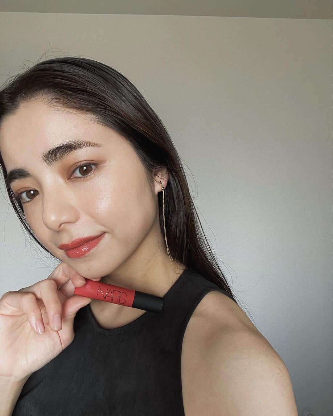 Yuki Ide | 井手 祐来のインスタグラム：「久しぶりにファンデーションを使ってのメイク メイクする時に素肌感を大事にしてるので、厚く見える気がして使ってなかったのですがおすすめしていただいたので試してみました ファンデーションとは思えないサラサラしたテクスチャーでみずみずしい 肌にのせた感じも普段ファンデーションをつけない私でも違和感なく、でも肌の赤みやムラをいい感じにぼかしてくれる スキンケア成分も多く入っているようで艶肌に仕上がります コンシーラーは皆さん使っている方も多いはず 写真には載ってないけど仕上げのパウダーはここ数年愛用してるライトリフレクティング セッティングパウダー これで仕上げるとさらにお肌が綺麗に見える  そして人気のリップの新色を一足お先に塗ってみました💄 BURLESQUEというレッドブラウンのような色味 久しぶりに濃いめの色つけたけど赤っていいね そして発色がとってもいい！ #NARSPartner」