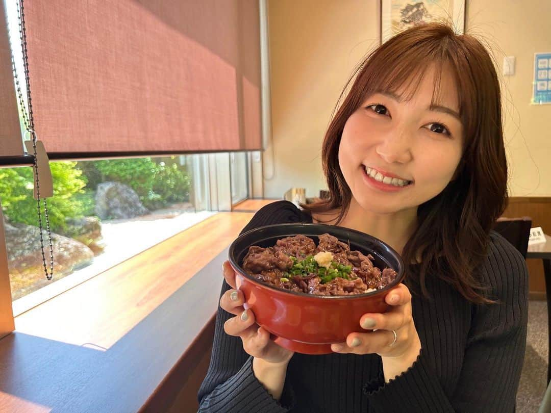 山﨑加奈さんのインスタグラム写真 - (山﨑加奈Instagram)「・ 藤枝MYFCの試合前に食べたお肉！ 大正亭さんの和牛あまから丼🥳 お口の中優勝でした🫶🏻 藤枝ランチ開拓したいです🥹  そして今日はWASABI公開生放送ありがとうございました！ たくさんの人に来ていただき感謝です✨ 明日はIPPOのマンスリーパーソナリティラストの日！ WASABIとは違う人格でお送りしている貴重な2時間(笑)、ぜひお付き合いください🙌🏻 ・ #藤枝ランチ  #大正亭  #お肉ランチ  #和牛あまから丼  #アホ毛はご愛嬌」4月27日 18時06分 - kana_yamazaki_sbs