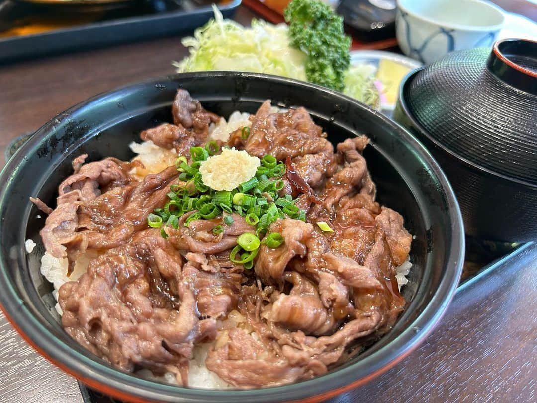 山﨑加奈さんのインスタグラム写真 - (山﨑加奈Instagram)「・ 藤枝MYFCの試合前に食べたお肉！ 大正亭さんの和牛あまから丼🥳 お口の中優勝でした🫶🏻 藤枝ランチ開拓したいです🥹  そして今日はWASABI公開生放送ありがとうございました！ たくさんの人に来ていただき感謝です✨ 明日はIPPOのマンスリーパーソナリティラストの日！ WASABIとは違う人格でお送りしている貴重な2時間(笑)、ぜひお付き合いください🙌🏻 ・ #藤枝ランチ  #大正亭  #お肉ランチ  #和牛あまから丼  #アホ毛はご愛嬌」4月27日 18時06分 - kana_yamazaki_sbs