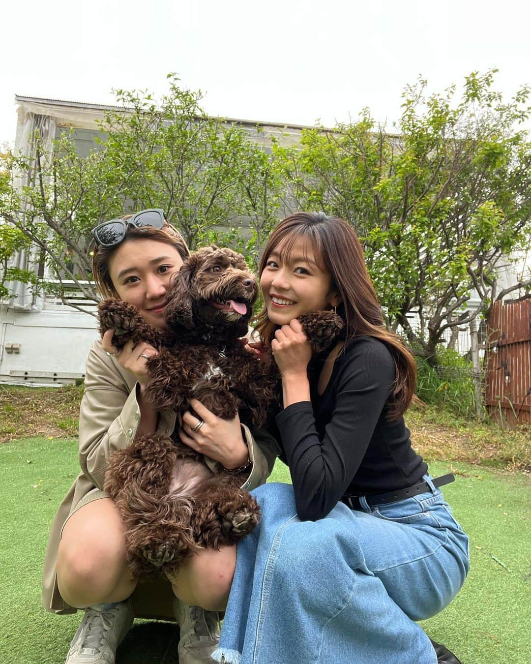 安田華乃さんのインスタグラム写真 - (安田華乃Instagram)「湘南国際村のドッグランへ🐶 一歳の子と一歳のわんこは ヤンチャだし、目が離せなくて母たち大変でしたね🥹 貸切でよかったよ……笑 もふもふバニラに癒された♡  この日のコーデは @cene_316l パールピアスと @shein_japan  のお洋服🌿  このピアス、前後2wayで着用可能✨✨ ceneのアクセは、錆びにくいから リピートしまくり！！ ネックレスも買ったからまた紹介します🫧  #ドッグラン #スプリンガープー #ゴールドピアス #パールピアス #ゴールドアクセサリー #金属アレルギー対応 #cene #セネ #春コーデ #デニムスカート」4月27日 18時06分 - nanochuuun_